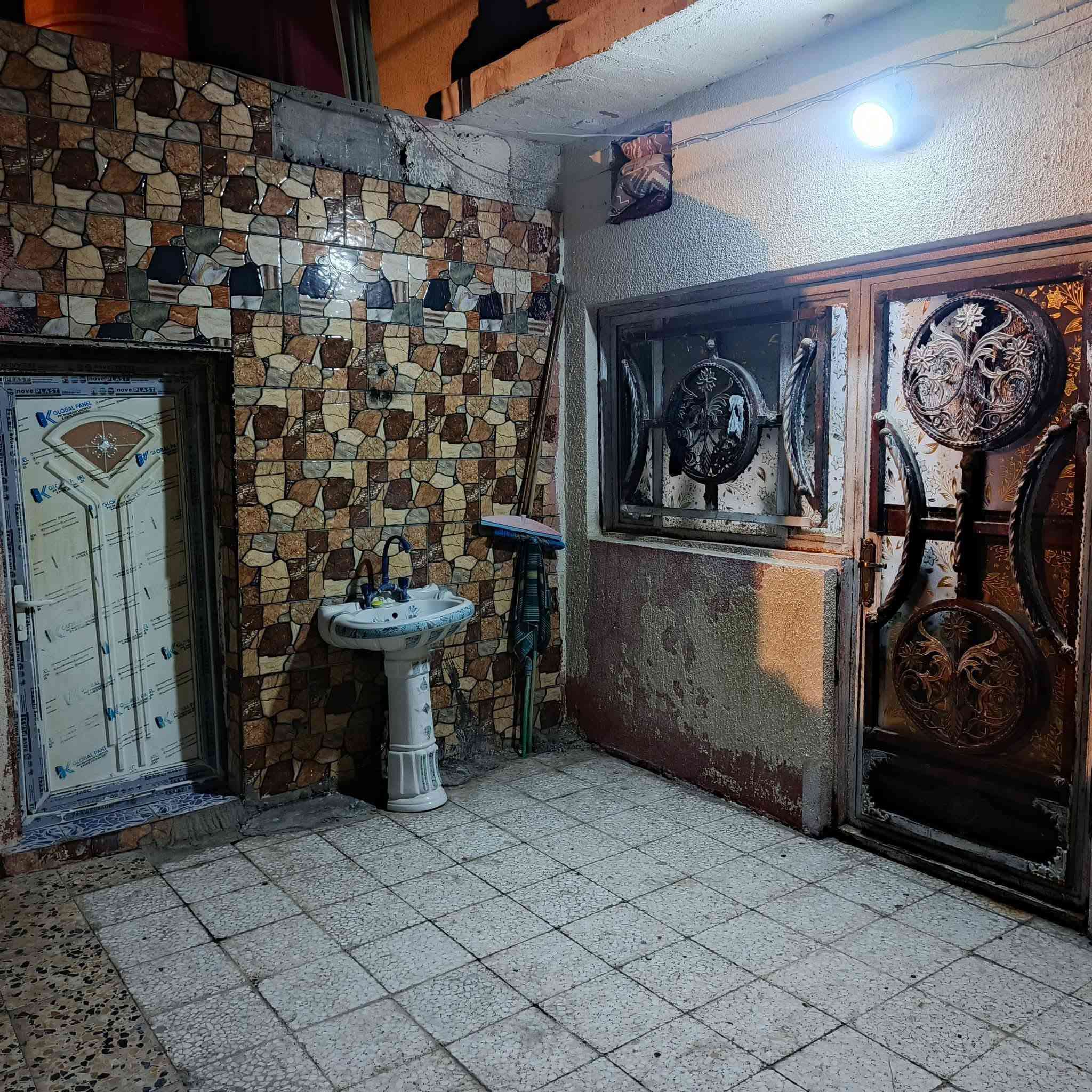 الـبـيت مـعـروض للبيــــــع 🏠 «تجاوز✨» ( طارمة ـ ديوانية ـ صالة كبيرة ـ مطبخ ـ ثلاث غرف ـ صحيات ـ درج و بيتونة صغيرة )+ البيت كله عگاده عدا الديوانية سندويچ

المساحة ١٦٠m 📐📏

العنوان : البصرة🌿 ـــ حي الحسين (الحيانية)🪴 /  شارع السيد المستطيل 🛤ـــ قرب ديوان الشيخ جليل المرياني ـ شارع ازياء الكُحلي «أو» ذياب المضمد 

للمراجعة والاستفسار الاتصال على الرقم :  ‏‪***********‬‏  أبو علي ( أحمد كريم الفريجي ) 

‏‪***********‬‏ ( علي أحمد) 
السعر : 30 وفيه مجال ان شاء الله تعالى
أهلاً وسهلاً بكم🌺🌱
