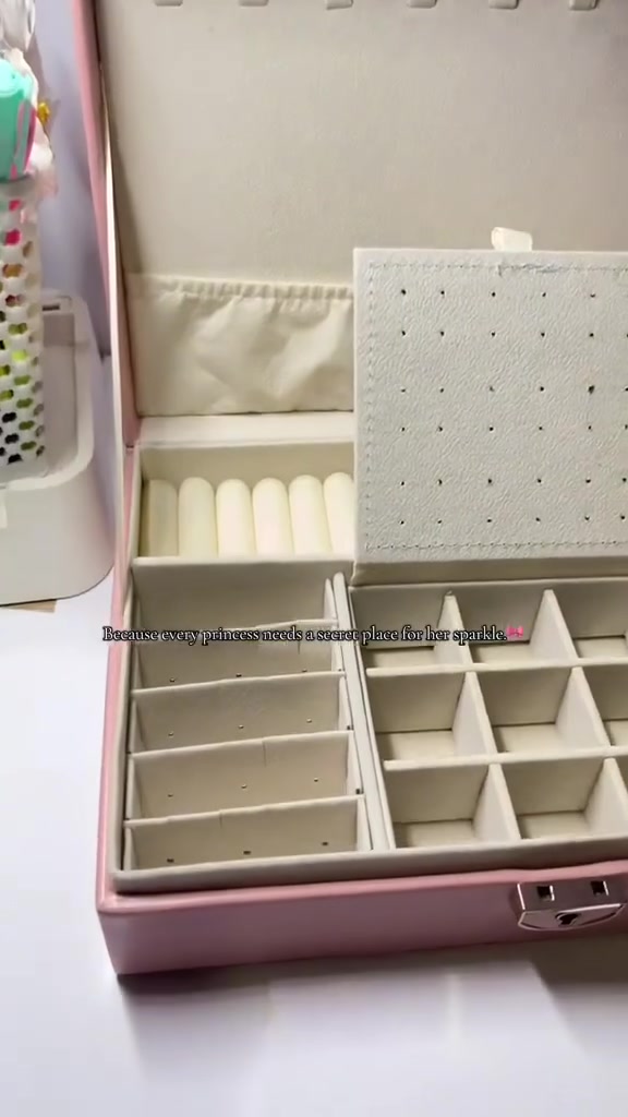 💖رتبي مجوهراتج باناقة مع صندوف المجوهرات العَملي✨
للطلب والاستفسار راسلينا خاص💌.


**إذا كنت صاحب هذا الإعلان وتريد حذفه لأي سبب، رجاءا أرسل رسالة إلى الدعم الفني**