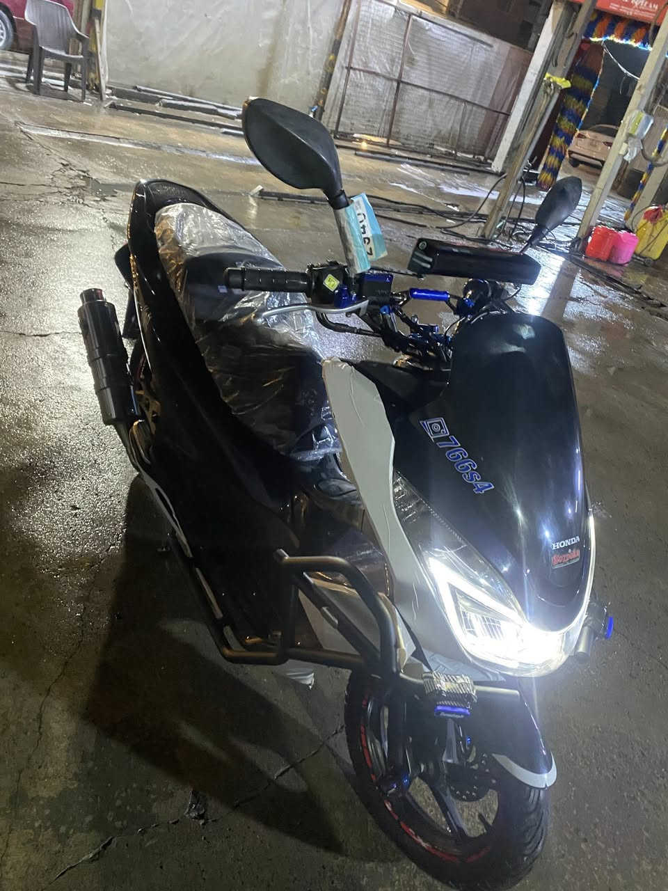 السلام عليكم شباب pcxالجيل الثاني للبيع الدراجه يابانيه مكفوله كفاله عامه مكينه وكفر اذا مفتوحه المكينه لو مبدل شي بل كفر ترجعهة الدراجه شديتلهة غراض ودرع مفوله من الاخير كدامك بل صور مزاد  ونازله معرض بيت طارش كدامك المكاتبه ودراجه لوك جديده حساسات كهربائيات كلهن شغال ماشيه بل مزاد 49الف وحالياً 52الف صالنصه رياضي كاتم والسعر 23وبيهة مجال بسيط لاتخابرني مراوس فقط بيع وهاذ رقمي للشراي ***********
