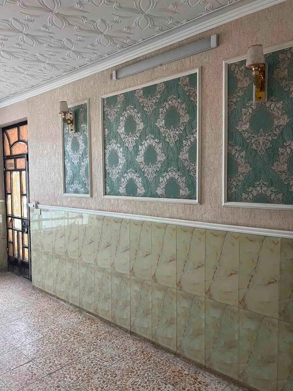 سلام عليكم ورحمة وبركاته
بيت مساحة 100متر في شارع الغربي مقابل قطاع السادس فرع مصور فؤاد

يحتوي على استقبال ومطبخ وغرفة نوم وحولي وصحيات

وفوك غرفتين كبار وصحياتهن والبيت جاهز من كلشي بس جيب غراضك وكعد صبغ كهربائيات جاهز ماكو مقابلية عالم مقابلية سياج

السعر :105مليون وبي مجال للشراي

للاستفسار:***********
