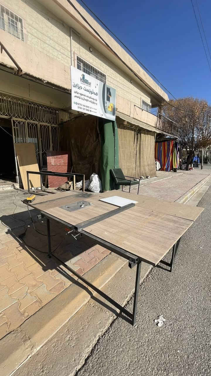 هاوڕێیان ئەم مشارە بۆفرۆشتن
زۆر باش وبێ عەیبە
دەبڵ مشارە
زۆر بەقووەت 
مشارەکەی سینیە
سعری گونجاوە

لەسلێمانی بەکرەجۆ
***********
