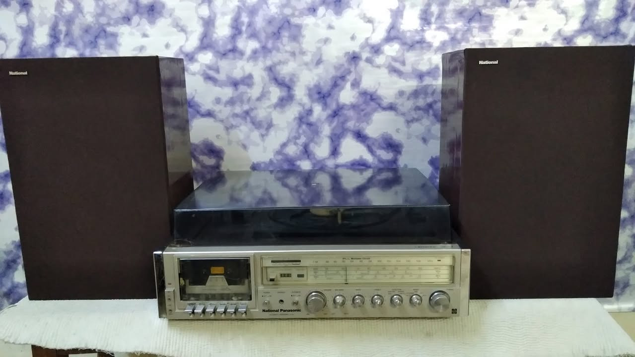 جهاز ماركة National Panasonic 
ياباني أصلي 
راديو ومسجل واواكس Aux شغال 
السعر 140 الف
للاتصال *********** واتس اب
