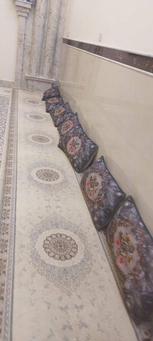 دار للبيع مساحة ٢٥٠ منطقة حجي حسن الثانية الجمعيات ربع سايدات بيه استقبال غرفتين وصحيات 2  صاله ومطبخ بيت مرتب وحلو إتصال ***********
