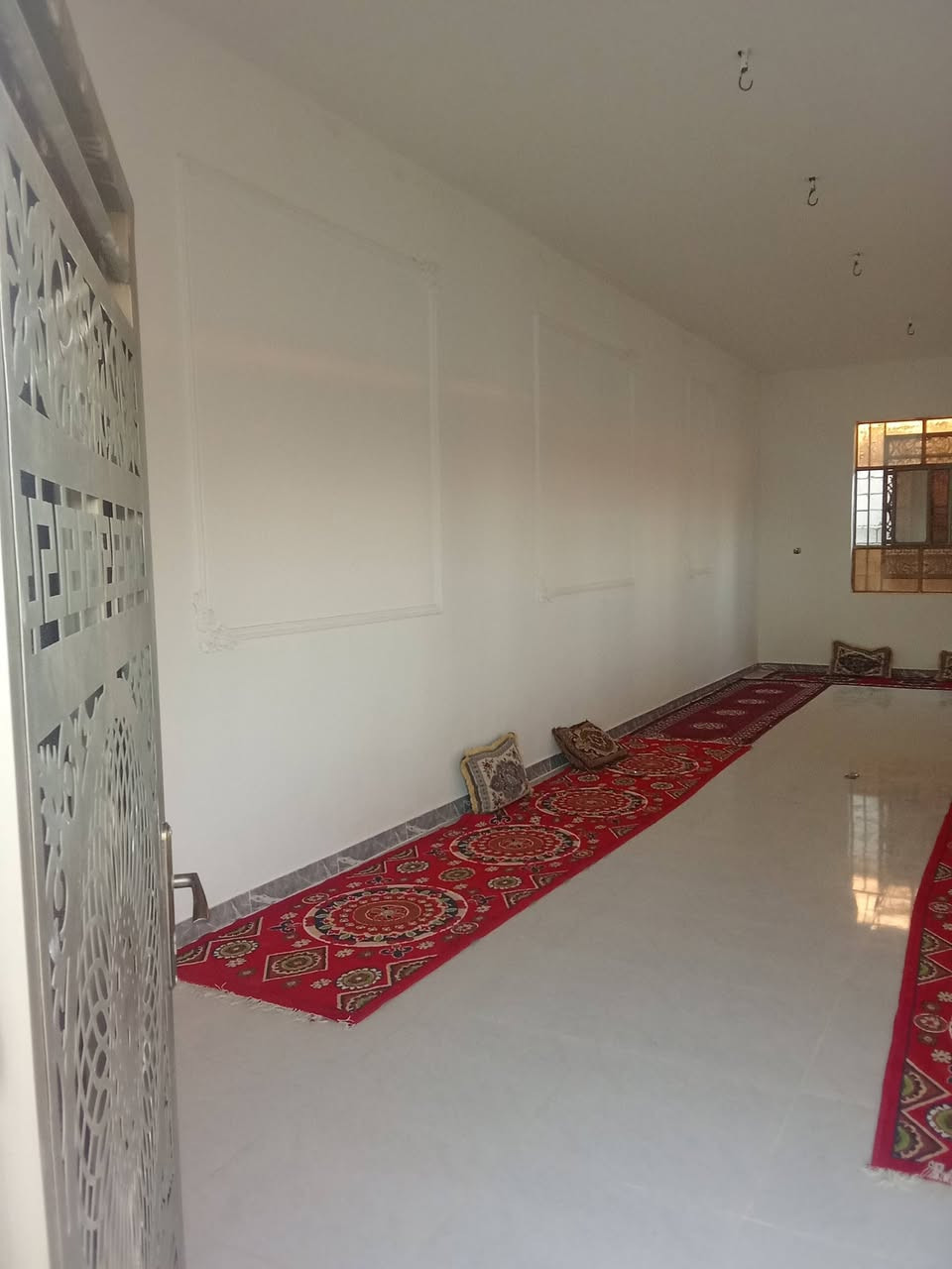 سلام عليكم بيت البيع مع اساس لبيع مع البيت مداور سهم مساحه 500م البيت بيه اربع غرف مع مطبخين مع هول وصحيات  وبراني 12م وطارمه المكان السماوه قرب مستشفى الالماني مشتري يتصل على هاذه رقم ماء متواجد عل فيس ***********
