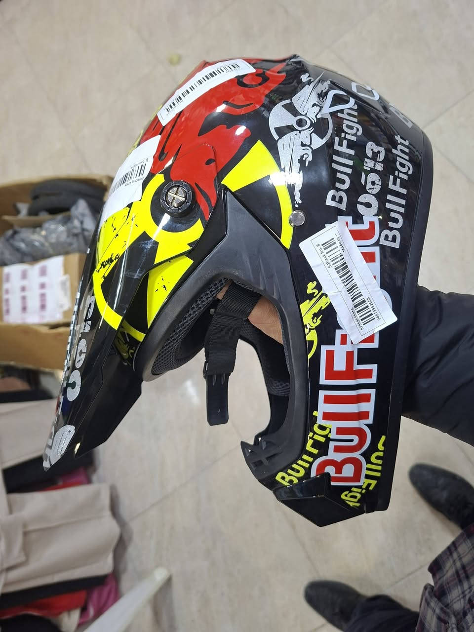 متوفر خوذة بهذة شكل جديد 
@highlight


**إذا كنت صاحب هذا الإعلان وتريد حذفه لأي سبب، رجاءا أرسل رسالة إلى الدعم الفني**