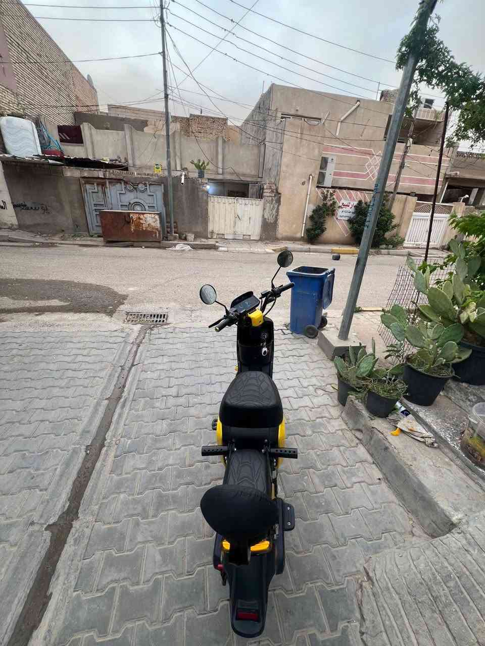 ⚡️ للبيع: دراجة شحن R9 -موديل 2026 الجديد ⚡️
النسخة الأقوى والأسرع من شركة (WINLEE) العالمية 

الدراجة بحالة الزيرو (جديدة)

📍العنوان (المكان): كربلاء المقدسة 

🛠 المواصفات الفنية والأداء:

السرعة القصوى: 70 كم/ساعة (حقيقية).

نظام القيادة: 4 سرعات مختلفة + خاصية الرجوع للخلف (بگ).

البطاريات: طقم 5 بطاريات ونلي (60V / 22A). 2026

الحجم: 300-10 (أكبر حجم متوفر).

نظام الكبح: بريكات دسك هيدروليك (أمامي وخلفي) لأمان عالي.

الإطارات: تيرات جوبلس  مع ويل كب مميز.

🌟 الإضافات والرفاهية:

التصميم: لون اصفر ليموني  مميز (حتى الويل باللون الأسود).

التحكم: تشغيل عن بُعد (بصمة)، مفتاح 🔑، وكارت لمس (NFC).

الشاشة: شاشة رقمية ذكية لعرض (السرعة، المسافة، مستوى الشحن، وكشف الأعطال).

الإضاءة: نظام LED متكامل (نهاري، ليلي، إضافي، وخلفي) مع دبل إشارة.

الأمان: جهاز إنذار ضد السرقة + قفل التاير الخلفي + قفل السرج والبطارية.

🔋 ميزات إضافية:
 
نظام تعليق مريح (4 دبلات: 2 أمامي و 2 خلفي).

💰 السعر:

 💵 580 ألف وبي مجال للشراي💸

📞 للاستفسار والطلب: اتصل على الرقم *********** أو المراسلة خاص.
