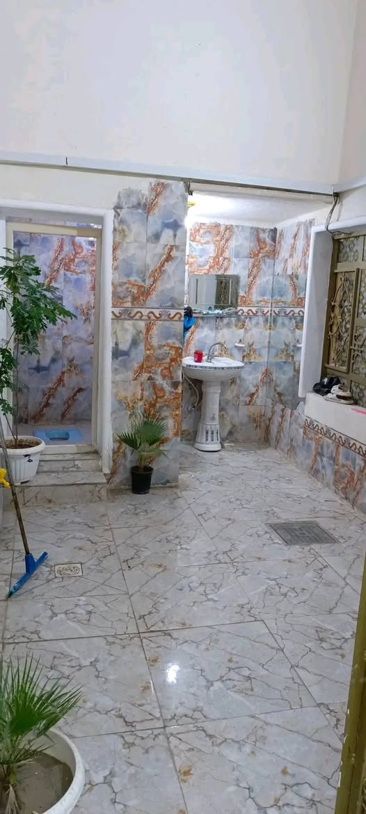 بيت طابو المسحه 100 طابقين حي اور الثانيه
الطابق الاول غرفه وستقبال ومطبخ اوصاله ومجمع صحيات
والطابق الثاني قيد النشاء
غرفتين وصاله ومجمع صحيات
الصطح شتيگر 
السعره 170/اوبي مجال

***********
