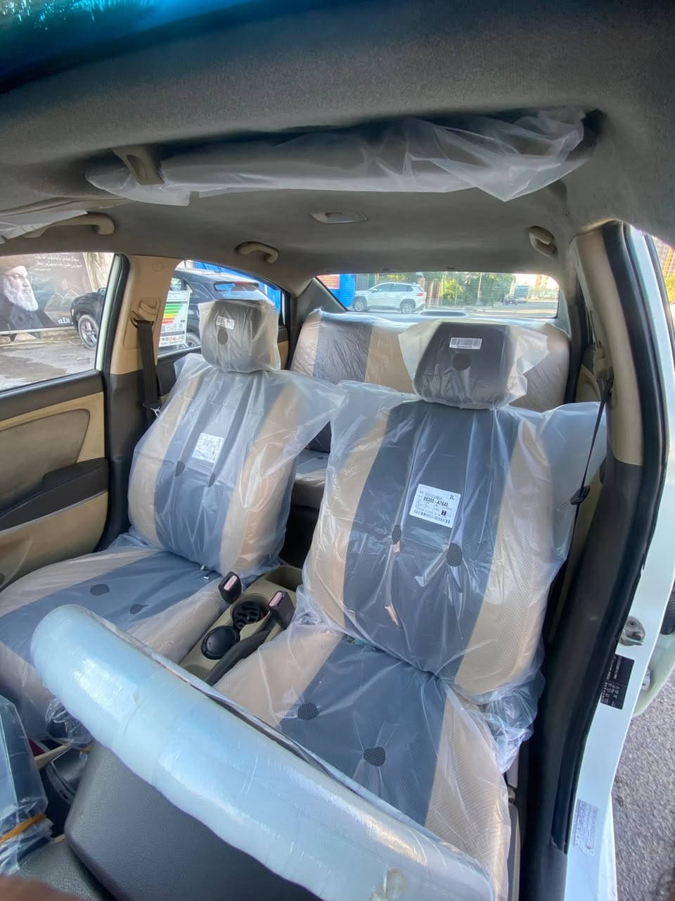 السلام عليكم اكسنت موديل 2013 خليجي كير مكينه كفالة عامة بيها شاشة كاربلاي جديدة وزوج تايرات جدد الكشر مثل ما في الصوور ابيع حزام بدون ما اتعبك لان بيها ضربات على بارد وضربات ثانيه بأماكن متفرقة وبيها حالياً ضربه شبر ونص بباب السائق جديدة تنزل من السعر ترجع على بارد 
السعر 87 وبيها مجاال السيارة باسمي وتحويلها ثاني يوم 
***********
