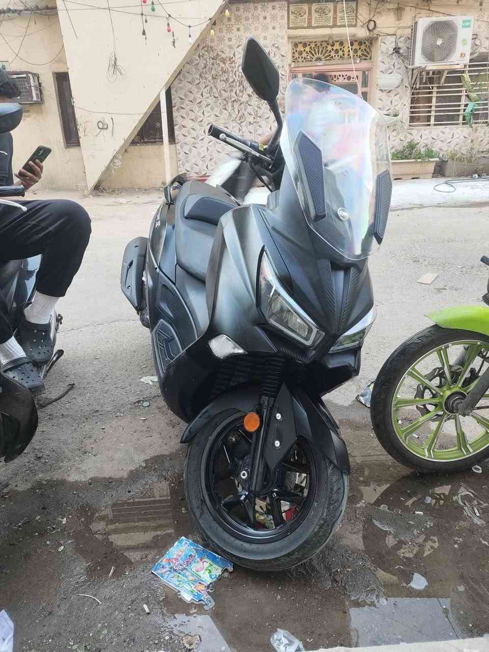 سيام موديل ٢٣
محرك 300
مانع انزلاق امامي خلفي (ABS)
رقم بغداد 
الدراجة نظيفة جدا و ملتزم بصيانة دورية و زيت لكي مولي مال سكوتر 
رقم
***********
