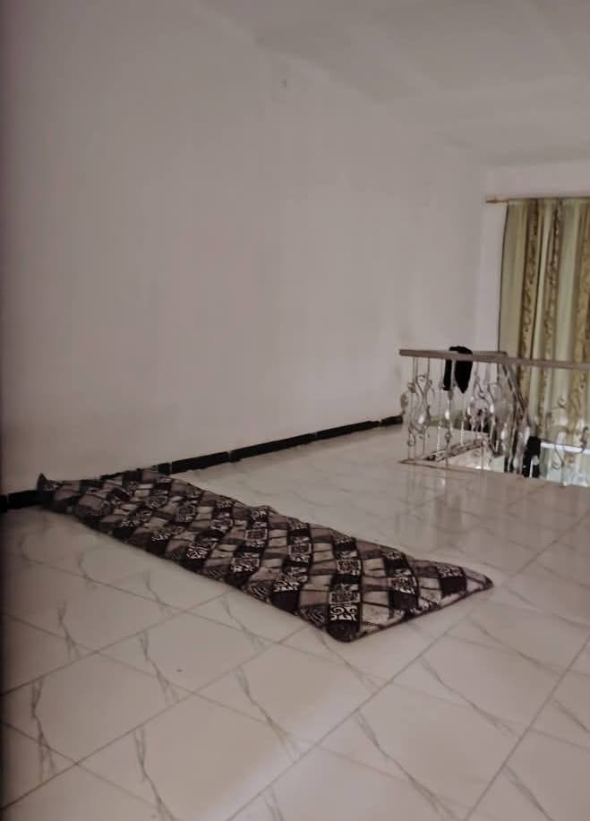 بيت  للبيع  في الدبله ناحية الابراهميه) محافضه بابل
مسحاة البيت الكليه 850 متر   مع قطعت ارض كما موضحه في التصوير  
يبعد عن الشارع العام 50متر 
يوجد فيه 4 غرف نوم 
2في الطابق الارضي 2في الطابق الثاني  
مجمع صحيات خارج البيت  
ومجمع صحيات داخل البيت  
يوجد مخزن كما موضحح في الصور 
 المطبخ 5في4.  الهول 8في 4 صالة طعام 4في 5 
المضيف 8في 4   
الغرفه الولى 5في 4 الغرفه الثانيه 4×4  الهول الطباق الثاني 8×4
الغرفه الثالثه 4×4
والرابعه 5×4
ترك   حوالي البيت

للاستفسار  ***********

          0787070570
 الموقع  الحله  الدبله ناحية الابراهميه   مقابيل حسينية شيخ سالم ماقبل طريق يا. حسين
