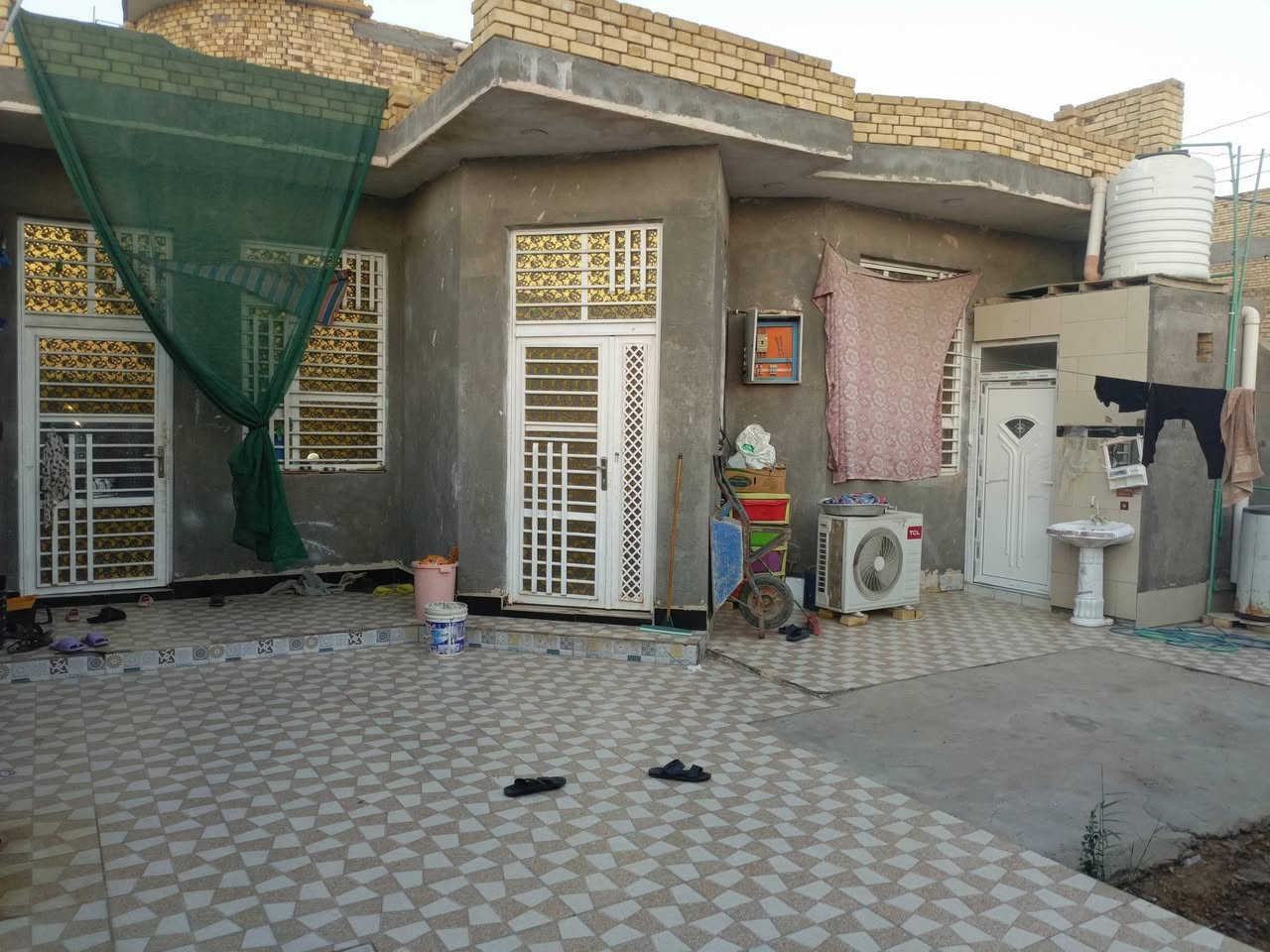 بيت للبيع طابو صرف المساحه ٢٥٠م وجه اولى ع الشارع العام مقابيل طاقة الكهرباء  منطقة السراي يتكون من غرفتين وصاله ومطبخ حار وبارد واستقبال بناء حديث للاستفسار  الاتصال ع الرقم التالي *********** واتساب/ اتصال
