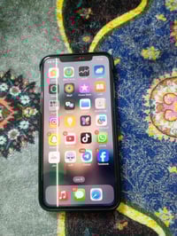 آيفون XS ماكس • ٢٥٦ • خط بالشاشة