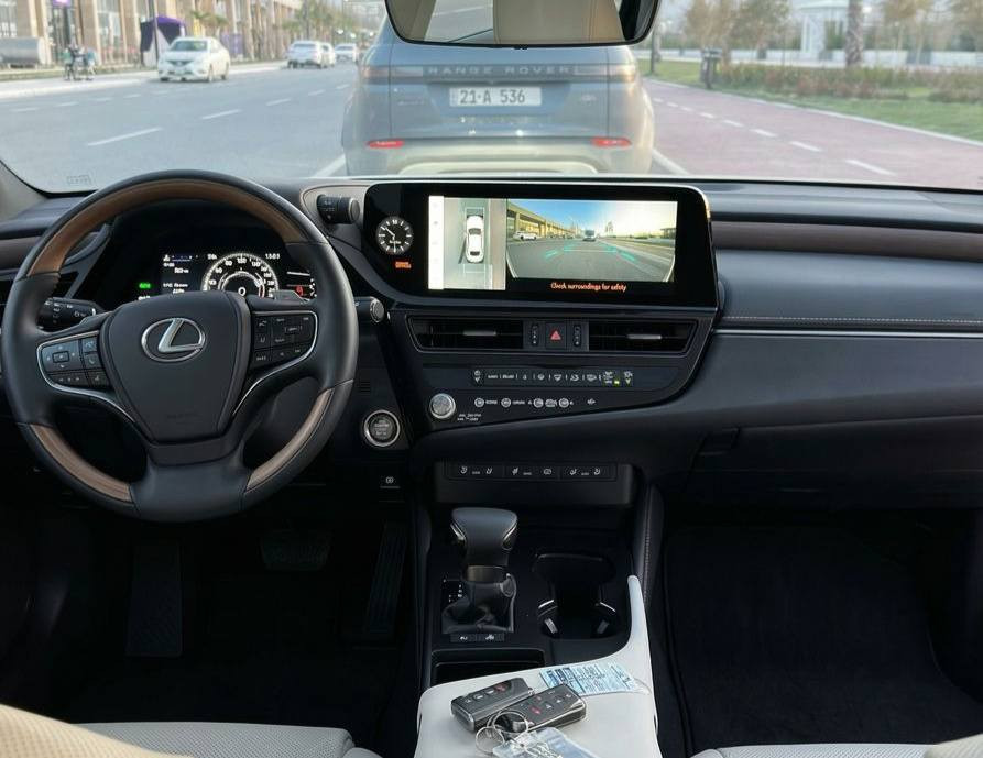 لێکزز ES 300h 2025  هایبرید ئەلترا لەکژەری
 (قەپات مواسەفات)، وارد
 ئەمریکی ، ڕەقەم کاتییە
 و ٣ مانگی ماوە.
 تەنها ٣،٠٠٠ كم ڕۆیشتووە
 و حسابکە سفرە،
 ڕەنگی دەرەوە و ناوەوەی
 سپییە. لە ڕووی بۆیاخەوە
 تەنها بۆنیتی بۆیاخە،
 ئێرباگەکانی سەدا سەد بیلادییە و هیچی نەتەقیوە. بزوێنەرەکەی ٢.٥ ی هایبریدە (بەنزین و کارەبایی)، خاوەنی دوو سویچی بەسمە و کارتی بیلادییە (کۆی گشتی ٣ بەسمە).
سەبارەت بە مواسەفاتەکانی؛ شاشە گەورەیە
١٢.٣ ئینچ، کامێرای ٣٦٠
 و داتاشۆی سەر جامی هەیە،
 لەگەڵ سیستەمی دەنگی ناوازەی Mark Levinson (١٧ سەماعە). لایتەکانی پێشەوە ٣
 عەدەسەیە، جام و فڵچەی پێشەوە هیتەرە 

سعر لە کۆمێنت داوابکە ڕاستەخۆ بۆت دیت 📩 

(بۆ پاراستن لە بەستن لە زستاندا)، هەروەها جامەکانی دەبڵن بۆ کپکردنی زیاتری دەنگی دەرەوە. کوشنەکانی سایەق و سەکن سارد و گەرمە، بە ١٤ شێواز بە کارەبا ڕێکدەخرێت لەگەڵ میمۆری، سوکانیشی هیتەرە. تەواوی تایبەتمەندییەکانی سەلامەتی تێدایە وەک: ڕادار، ئۆتۆ ستۆپ (پێش و دواوە)، پاراستنی خەتی جادە، ناوچەی کوێر، و ئەداپتیڤ کروز کۆنترۆڵ (تەحدید سورعە بەپێی سەیارەی پێشەوە). سندوقی کارەباییە و بە قاچ دەکرێتەوە، پەردەی دواوە و ئاوێنەکانیش کارەبایین. لەگەڵ ئەوانەشدا: سلاید، شەغاڵ، شەحنی وایەرلێس، ئۆتۆ هۆڵد، دیکۆری فۆرمیکا، لیدی ناوەوەی ڕەنگاوڕەنگ، و ویلی ١٨ی تایبەت بە ئەلترا لەکژەرییە کە زۆر کپتر و بێدەنگترە.
ناونیشان سلێمانی

ژمارەی خاوەنی
***********
