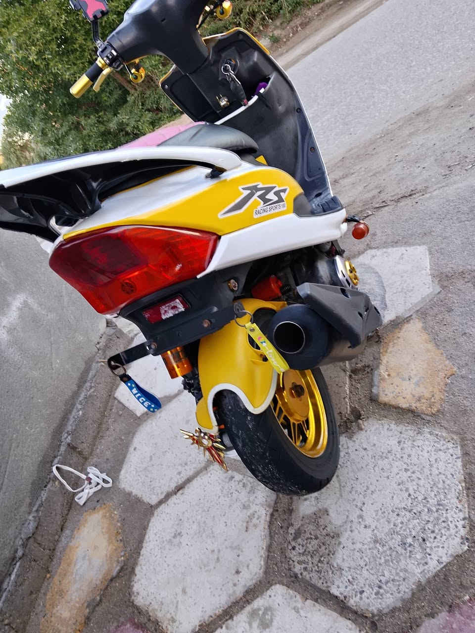 سلام عليكم شباب دراجه لبيع ماكس عدله دراجه مزوده بوشه 55 شرط مال تفصيخ دراجه شلعه او  معدل شرط دراجه مزوده من داخل او من خارج طب عله صور او شوف تزويد دراجه جاهزه من كلشي دراجه انكر سلف او طلع وين مايعجبك دراجه شغاله من طول لطول لايت عالي ناصي اشاير رماش 
سعر دراجه 650 او بيه مجال لطيبين بس جماعت المريظه اطلع كبل مكاني ناصرية سوق الشيوخ رقم التلفون ***********
