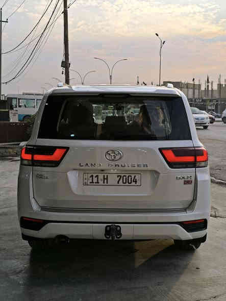 للبيع لاندكروزر  2024
رقم بغداد دولي ⭐ (( مميز  )) ⭐
​نوع المحرك: V6 توين تيربو (Twin-Turbo)
​السعة: 3.5 لتر (3.5T)
​القوة الحصانية: 409 حصان (hp)
​عزم الدوران: 650 نيوتن متر (Nm)
​ناقل الحركة أوتوماتيكي 10 سرعات.
​نظام الدفع: دفع رباعي (4WD).
---------------------------------
 * المواصفات الداخلية * 🥇🏅
• كشنات جلد فاخر 
• فتحة سقف 
•​ مقعد السائق والراكب الأمامي قابلان للتعديل كهربائياً، مع خاصية الذاكرة لوضعية مقعد السائق 
•​ تبريد وتدفئة كشنات 
💻 الترفيه والتكنولوجيا
•​ شاشة المعلومات والترفيه: شاشة لمس كبيرة الحجم، بقياس 12.3 ​تدعم أنظمة Apple CarPlay و Android Auto.
​شاشة السائق (العدادات): شاشة معلومات متعددة (Multi-Information Display) بقياس 7 إنش تتوسط العدادات (Optitron Meter).
•​ شاشات الترفيه الخلفية لمقاعد الصف الثاني ( 11 إنش ).
•​ نظام صوتي:  JBL 
•​ شاحن لاسلكي: توفر شاحن لاسلكي للهواتف الذكية.
• ثلاجة
• تطعيمات خشبية فاخرة (مثل خشب الجوز - Walnut) في لوحة القيادة والأبواب.)
---------------------------------
كفالة عامة
عداد المسافة - 28 الف km
السياره تحت الضمان
السعر 💸💸 (( 770 )) 💲💲
للاستفسار رقم صاحب السياره 

☎️ - ***********

☎️ - ***********
