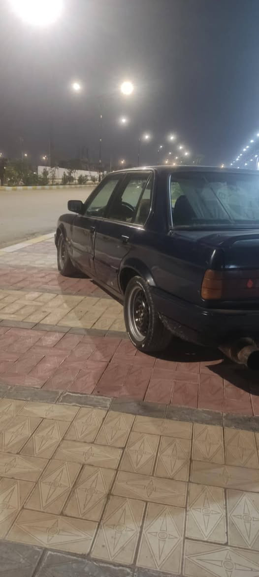 بي ام زعره للبيع رقم ديالى الماني حاز ثالث بدون راعي تكفل سرقة وعشاير مكينه وكير ديفور ال2000 جدد كفاله  حداديه 70 بل100 السعر 20 ورقه وبيه مجال سياره جاهزه مابيه نقص مكان السياره ناصرية مركز الشراي ينتصل مكلف بل نشر استفسار ‏‪***********‬‏
