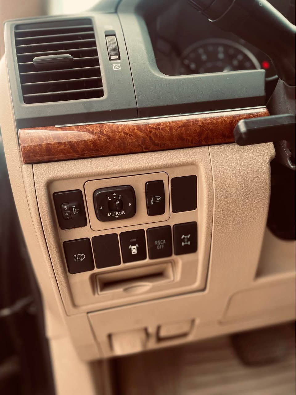 سەیارە مۆدیل ٢٠١٣ فول فول مواسەفاتە رەقەم و سەنەوی نوێیە بەناوی خۆمە ٢١٦هەزار رۆیشتیە سبوخ حامە و جەمپی پێشی هەیە گێر و مەکینە بەشەرتە مەکینەم تەنیا لۆ کاسکێت کردیتەوە  داوای ٢٧٥ لێ دەکەم رەقەم تەلەفۆن (***********) أربيل, العراق
