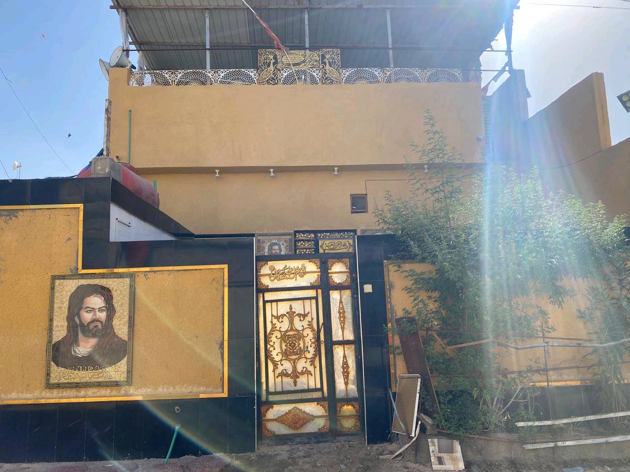 الفيروزيه شارع ١٦ 
طابو صرف زراعي المالك موجود 
المساحه ٢٧٥ على شارعين فرعيات
الطابق الأول غرفه وهول ومطبخ وصحيات 
الطابق الثاني ثلاث غرف وهول وصحيات 
ديوان او حسينية  مع طارمه ومخزن وصحيات خارجيه  بناء حديث 
السعر ١٨٠ مليون وبيه مجال ***********