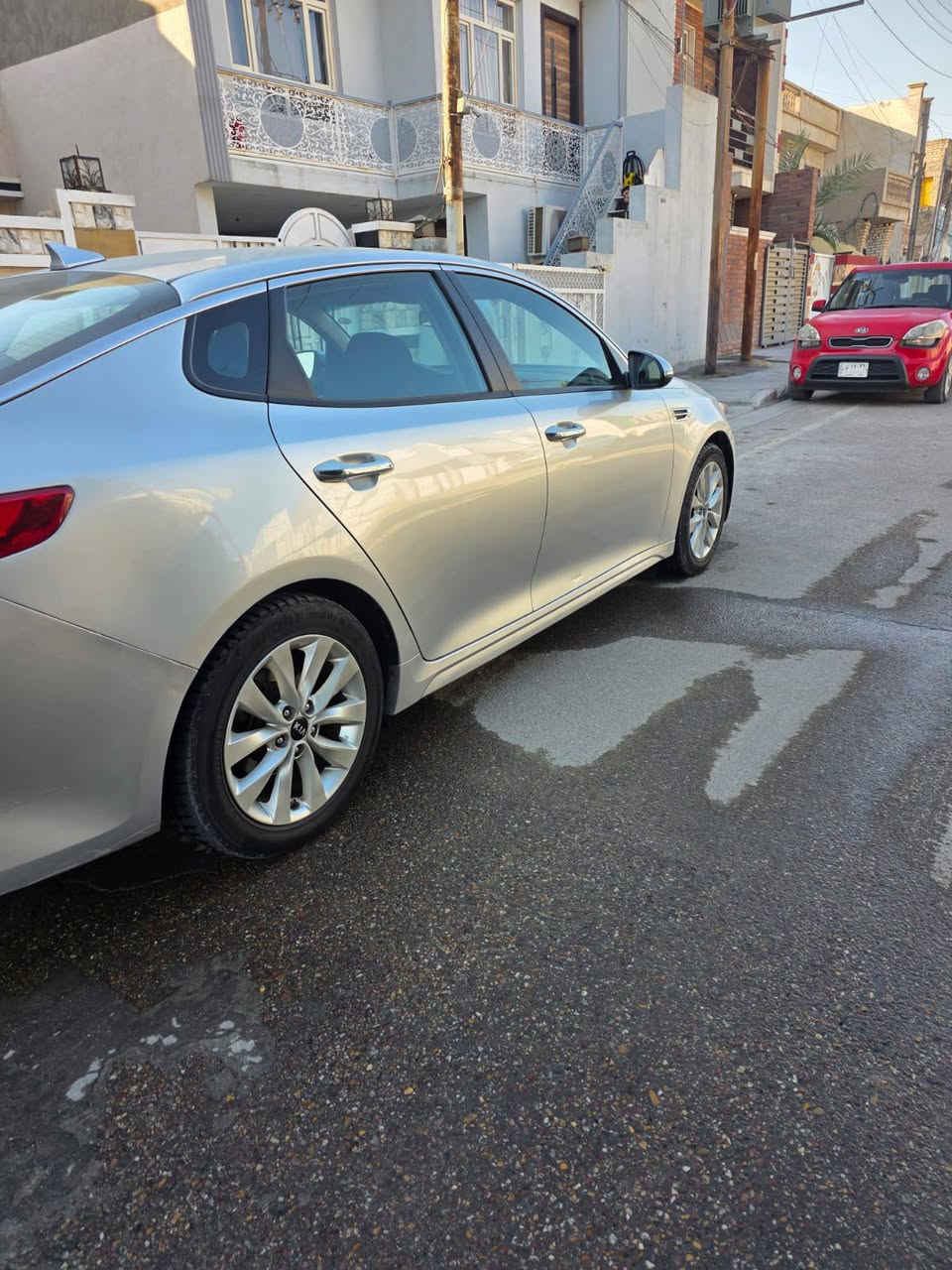 سلام عليكم كيا اوبتما وارد امريكي موديل ٢٠١٨
ماشية ١٢١ فقط حادث امريكا نص الجاملغ الخلفي مصبوغ بدون بارد وبدون طخات فقط حالوب حيل خفيف ومامبين  السيارة حيل نظيفة محرك ٢٤٠٠ بلادي مامفتوح كير بلادي تبريد وتدفئة شغالات السيارة جاهزة بدون نواقص موااصفات رادارات بلمري وشاشة جبيرة كاربلاي رقم اربيل شرط التحويل مكان السيارة بغداد مجمع بسماية السعر ١٤٢ *********** وتساب‏‪***********‬‏اتصال
