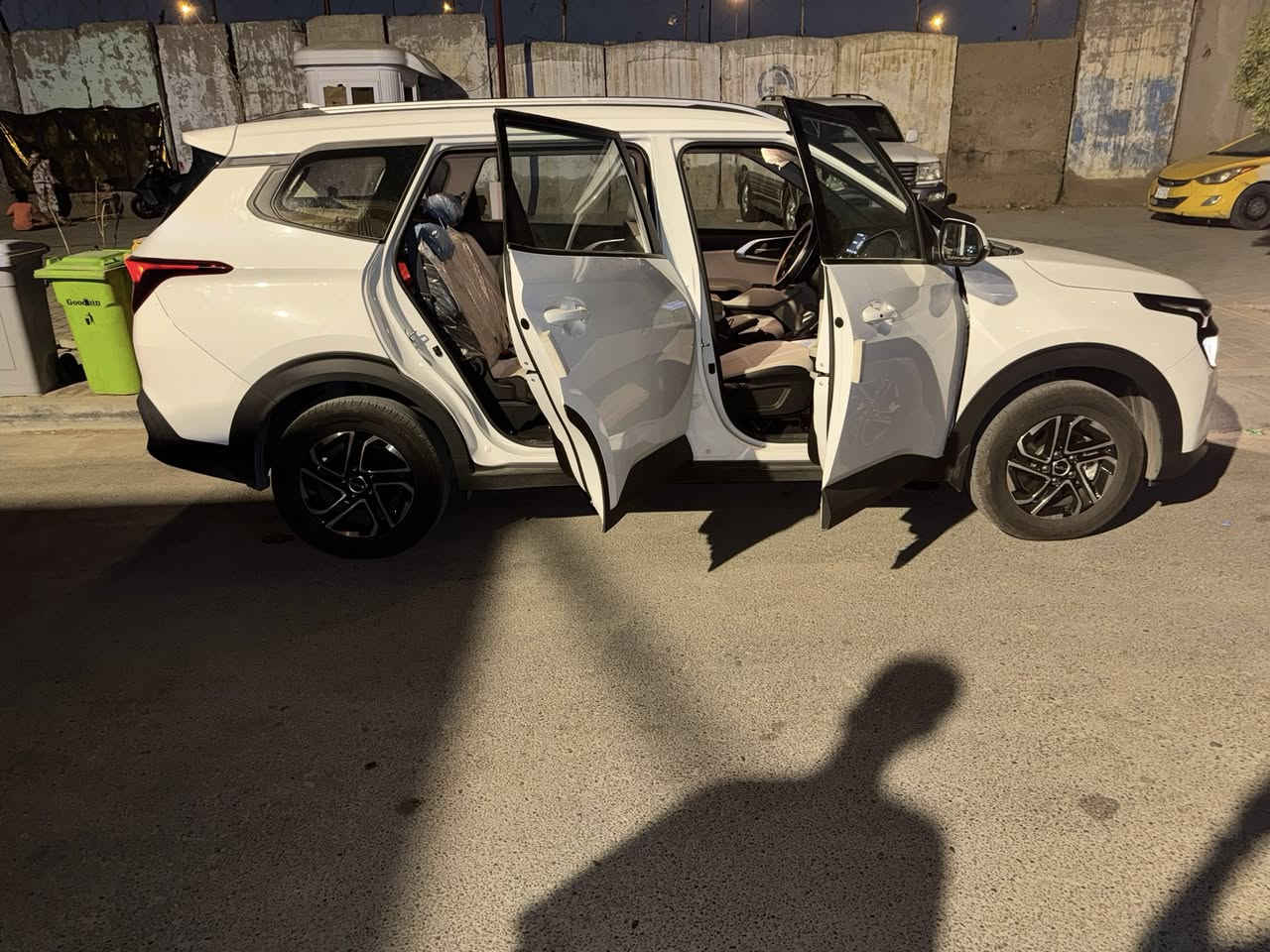 السلام عليكم
كيا كارينز 2025 ضمان شركة الدولية للبيع 
ماشية 11,000km السيارة جديدة و خير من الله تبديل زيت و فلتر يم الشركة

المواصفات: محرك ١٥٠٠ دبل نوزل نشط جداً و كير ٧ سرعات 
حساس امامي خلفي 
اشارات بالمري 
شاشة Apple car play
تحكمات ستيرن و اوامر صوتية 
مثبت سرعة 
تبريد بحاملة الاكواب
كامرة خلفية 
٧ راكب
..............
 
السعر 29,000,000 دينار و بي مجال بسيط

للاستفسار ***********
