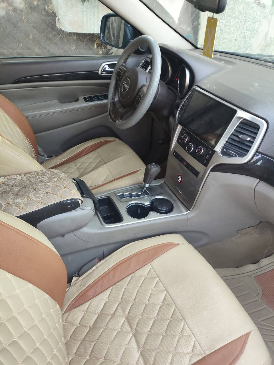 السلام عليكم سياره Jeep للبيع السياره موديل ٢٠١١ كفاله عامه ما عده باب الخلفي بي صبغ مثل ما موضح بل صوره مكلف بل نشر رقم صاحب السياره ‏‪0773 361 3379‬‏
