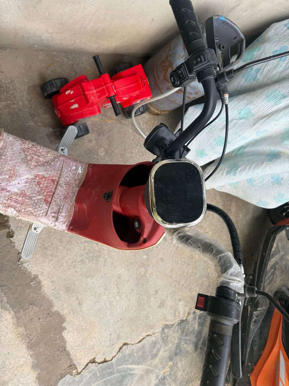 راجه شحن مامستعمله هواي بعده جديده وبشرط تخذها مہَטּ باب لبيت  سعر 200 الف مكان كركوك فيلق*********** كركوك, العراق
