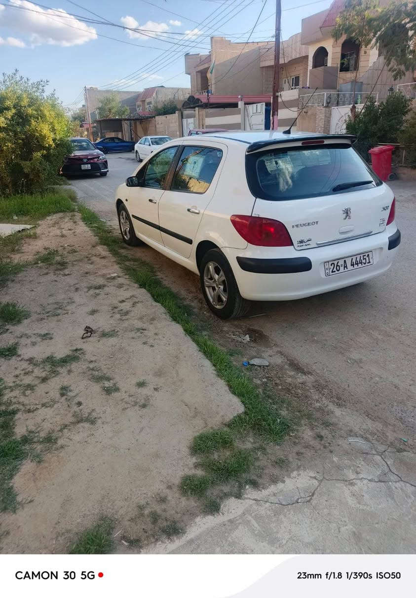 بيجو موديل 2004 رقم نكليزي شرط تحويل بسمي كير محرك شرط فحص كهربائيات كلها شغاله السياره فول نضافه مامتعوبه تبريد ثلج ❄ بيها باب الخلفي وقبق بانزين السياره رايدها 55 وبيها مجال مكاني صلاح الدين تكريت

+964 776 584 4220 بيجي, صلاح الدين
