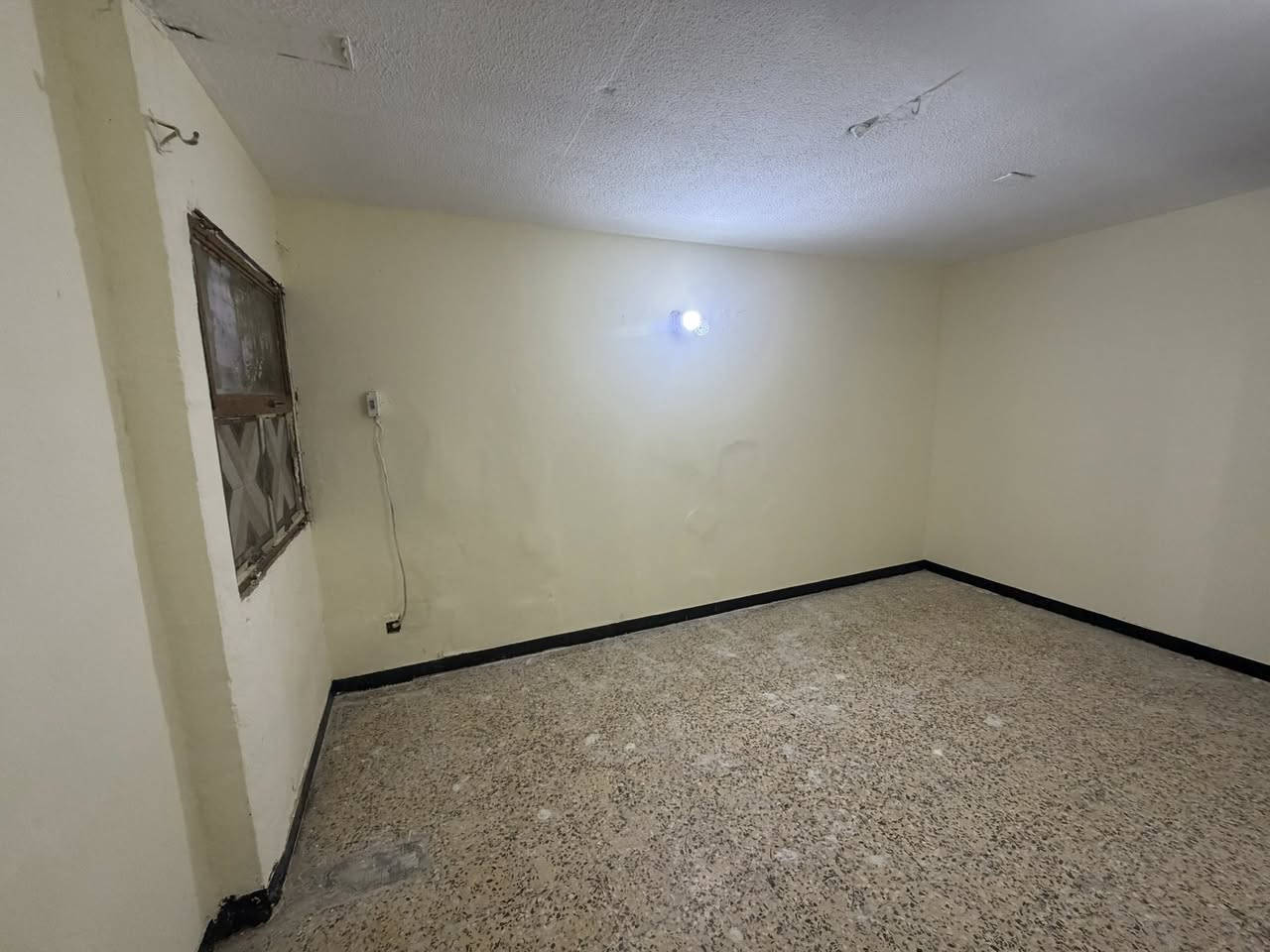 شقه للبيع طابق ارضي بالعمارات الجديدة قرب المدرسه والروضة الأطفال والأسواق  متكونه من اثنين غرف نوم واستقبال وصاله كبيره ومخزن عدد 2ومنور قياس 4'في 4ومطبخ وصحيات  وساحة خارجيه الشقه جاهزه من كلشي فارغه حاليا نظيفه جدا للاستفسار عن السعر وباقي التفاصيل  الاتصال ***********
