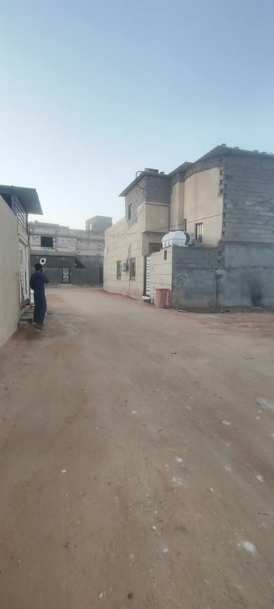 يتوفر بيت للبيع طابو زراعي عراقي صاحب الملك موجود 
كونكريت مسلح بناء جديد 
مساحه 200 متر 
يحتوي البيت على
غرف عدد 2 منام
صاله مطبخ
ديوان كراج
صحيات داخل وخارج العنوان 
ابي الخصيب طريق الوسطي
السبيليات الغربيه 
قرب المدرسة الصفره شارع تبليط 
منطقة هدوئ ثالث بيت عن طريق الوسطي الشارع العام 
السعر 100 مليون بي مجال البيت فارق جاهز للسكن 
*********** متوفر واتساب
