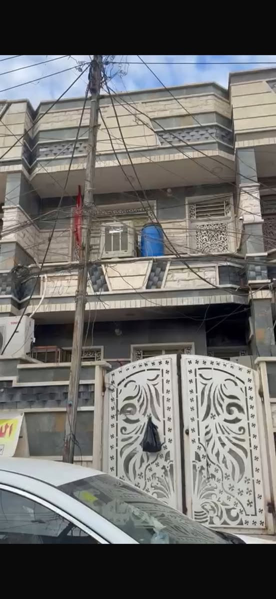 (دار للبيع خلف ١٠٠متر سوق شلال شارع المختار)ثلاثة طوابق يحتوي على 4غرف نوم و٤حمامات  واستقبال ومطبخ   بناء حديث درجة أولى السعر240مليون وبي مجال بسيط///‭٠٧٧٣ ٠١٤ ٣٣٣٥‬
