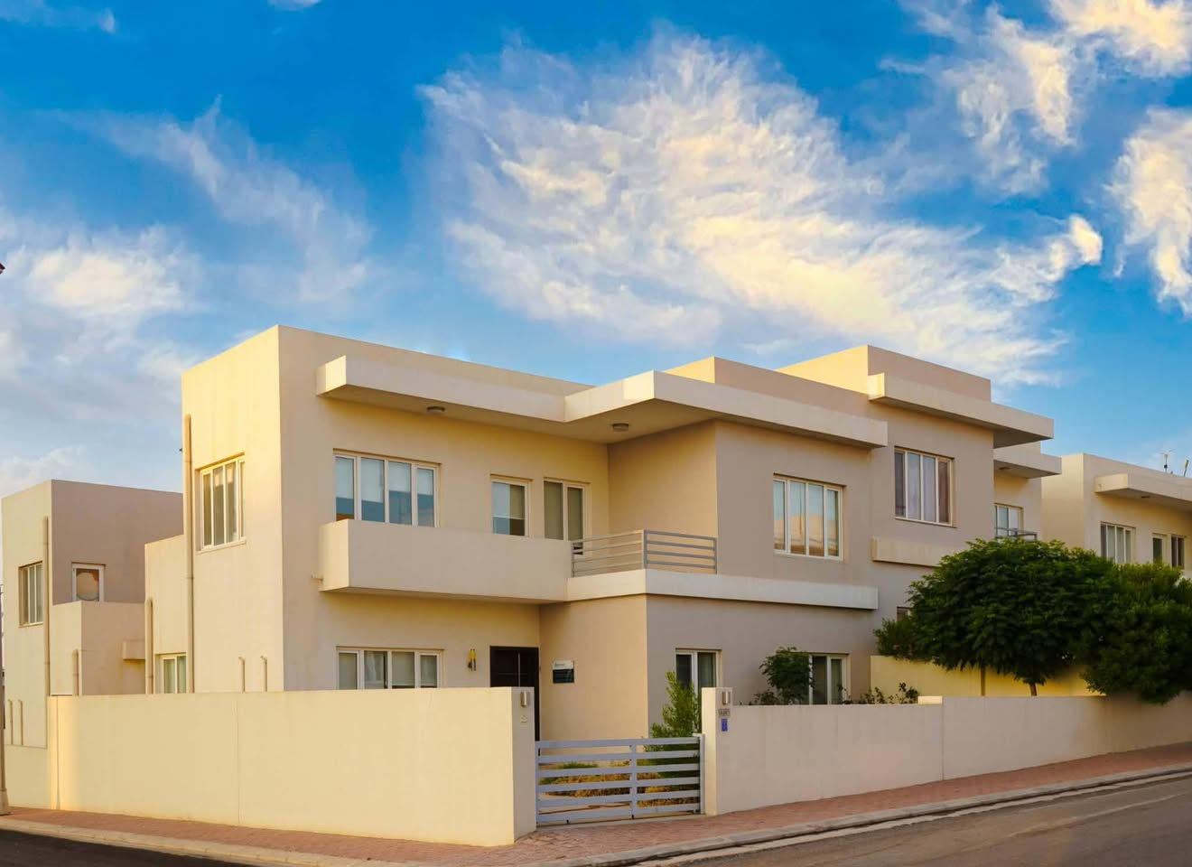 📢اعلان بيع بنظام التقسيط المريح📢

امتلك بيتك في مجمع (أتلانتك ستي) وعيش الراحة والخصوصية في ارقى مجمعات اربيل السكنية..

#المساحة 200متر مربع..
🔹3 غرف نوم وصالة 

#الموقع: طريق كوية ، قرب مدينة العاب ماجدي لاند

#التمليك لكل من يحمل الجنسية #العراقية 

 مساحات #خضراء واسعة ، وبيئة مثالية للسكن حيث الهدوء والهواء النقي والاجواء الطبيعية الخلابة

🔹خدمات المجمع  من جميع النواحي، الماء والكهرباء والحماية والتنظيف والادامة والصيانة الدورية و المستمرة والاستجابة السريعة لطلبات الساكنين واماكن ترفيهية للأطفال.. 
كذلك يوجد قرب المجمع  عربية وكوردية و إنجليزية (حكومي واهلي) أو مدارس بمناهج عالمية مثل الكامبردج وغيرها..
متوفر براندات و  متكاملة لكل ماتحتاجه العائلة من اسواق ومطاعم وكافيهات ومراكز صحية و قاعات رياضية وغيرها .

🔹العدد محدود فلا تفوت الفرصة لأمتلاك  واختيار مايناسب متطلباتكم (ركن - عادي - واجهة شروق أو غروب - مقابل حديقة - أو ركن ومقابل حديقة)

السعر يبدأ من $149,000 فقط ، ونسبة 35% من السعر الكلي تكون على اقساط لمدة 70 شهراً.

عند اتمام عقد الشراء يتحمل المشتري ((فقط السعر المقرر)) لا غير، بدون اي رسوم إضافية أخرى مثلا (اجور تحويل الملكية او عمولة الشركة او غيرهما)

ايضا توجد نماذج جاهزة للبيوت والتي من خلالها يمكن التعرف على جودة البناء والتفاصيل الاخرى للمجمع..

يكون موعد تسليم المشروع على قسمين , قسم بعد مرور سنة ونصف من تاريخ البوست.

.......................
للحجز والاستفسار يرجى الاتصال بالرقم 
📱 ***********

للمزيد من التفاصيل 
‏مراسلة الازدهار للتجارة والعقارات عبر واتساب. https://wa.me/9647805001551

اشتركوا بجروبنا لكي تجدوا كل ماهو جديد من العقارات في اربيل

https://www.facebook.com/groups/209548401902007/?ref=share_group_link

زوروا صفحتنا لكي لايفوتكم عروض عقارات اربيل

https://www.facebook.com/profile.php?id=100086984441793&mibextid=ZbWKwL
