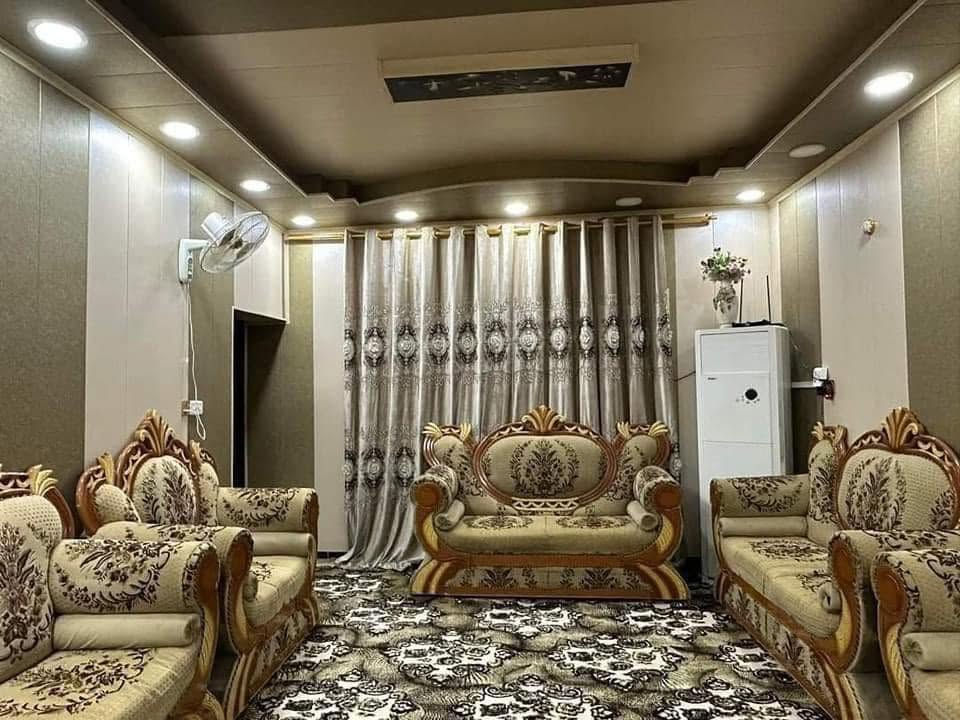 السلام عليكم دار للبيع 🏠 
   المساحة 212 متر  طابو صرف 

الطابق الاول يحتوي على 

غرفة نوم واحدة 
كلدور كبير 
صاله 
مطبخ 
كراج سيارات 
صحيات خارجية وداخلية 

الطابق الثاني 
غرفتين نوم 
وكلدور وسطح ناصي وسطح عالي 

العنوان بابل شارع 80 كربلاء مجاور مستشفى المستقبل 

للاستفسار ***********
