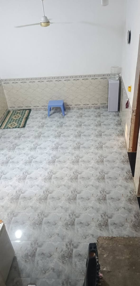 سلام عليكم بيت للبيع 
يتكون من ستقبال 6×4
   صالة 9×4
مطبخ 4×5
غرفتين نوم 4×5
ارتفاع بيت من داخل تلاثة امتار نص

الاستفسار اتصال***********
