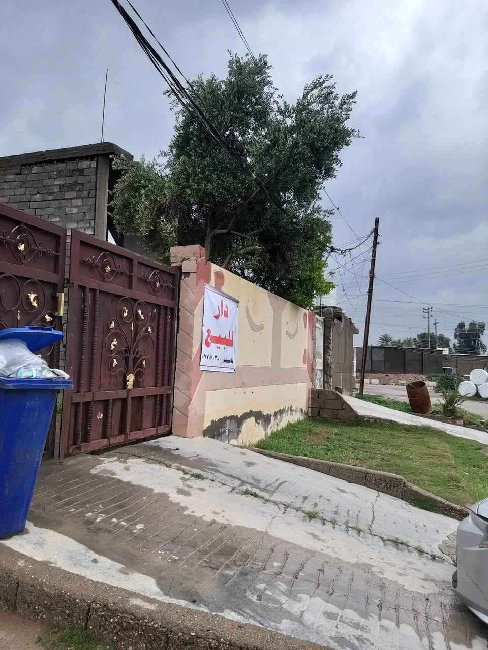 السلام عليكم دار للبيع طابقين المساحه ٢٦٠ متر طابو صرف بداية مدخل قرية الحاج محسن لزك محلات عوني ثاني بيت يحتوي على اربع غرف نوم وصاله ١٠ × ٤ ومطبخ واستقبال وصحيات + حديقه كبيره للاستفسار ***********
