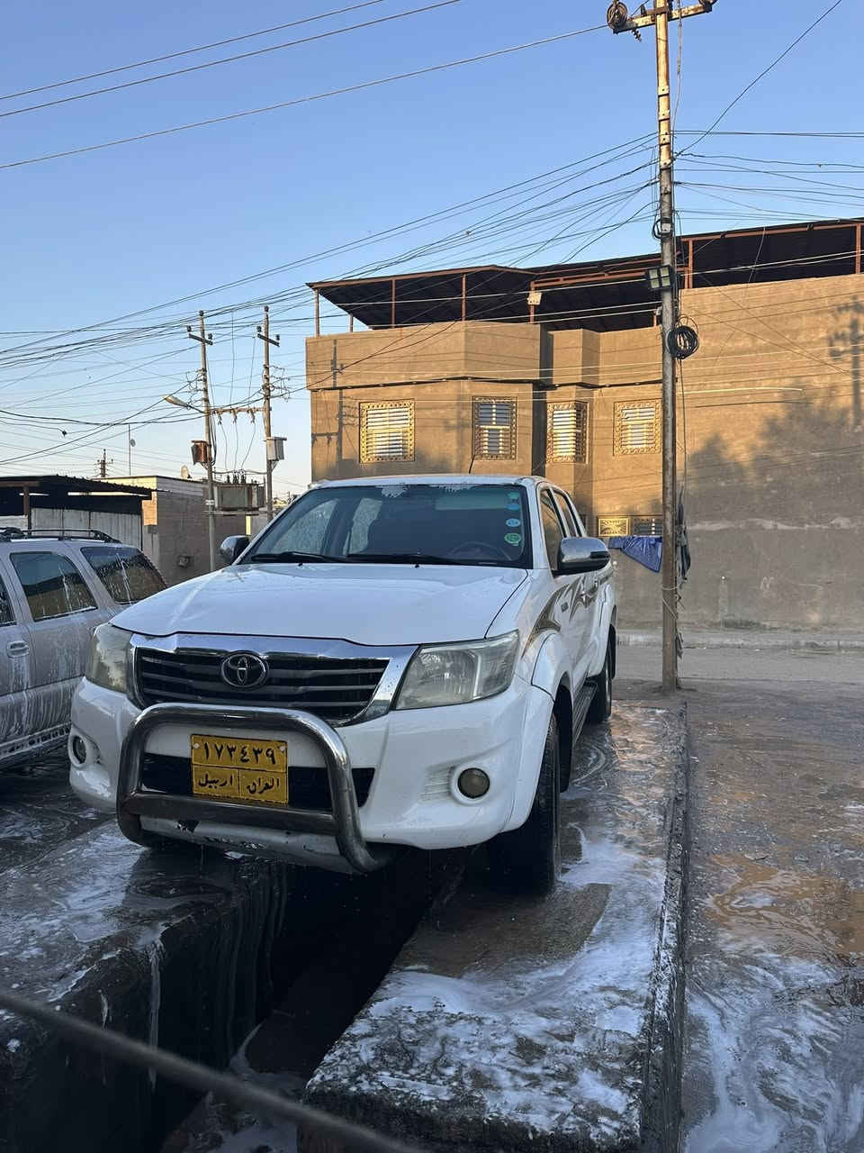 السلام عليكم هايلوكس موديل 2015 لون ابيض رقم اربيل سنوية منتهية السيارة نضيفة وما بيهة اي نقص  ، جاهزة صبغ عام عدا القمارة ، السيارة فور ويل گاز ، گير عادي ، شرط التحويل 
للأستفسار الاتصال على الرقم 
 ( *********** )
السعر المطلوب (140 ورقة ) قابل للتفاوض
مكان السيارة ( البصرة 5 ميل )
