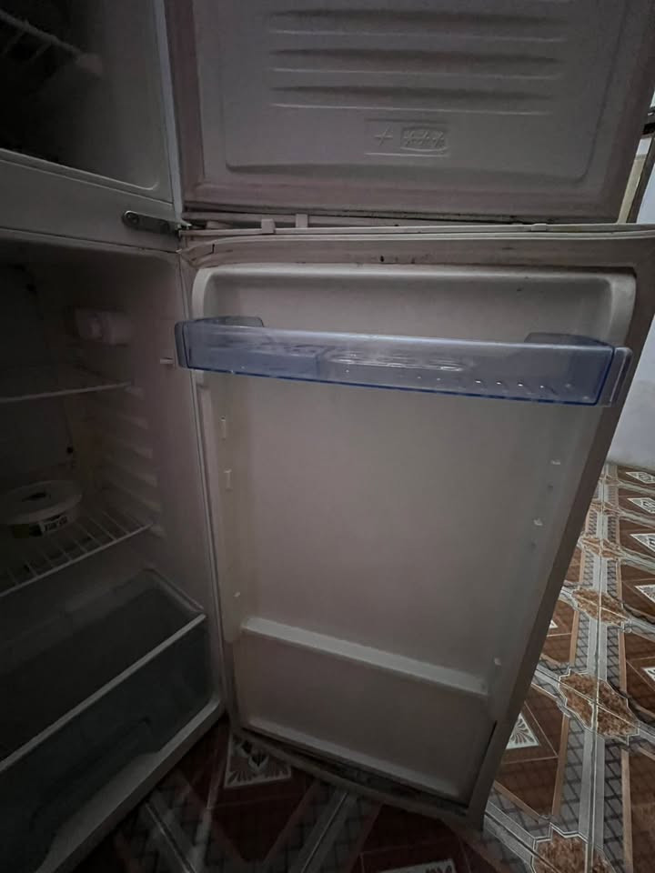 السلام عليكم        ثلاجة جديدة للبيع السعر 175 وبيها مجال للشراي  الرقم ‭***********‬
