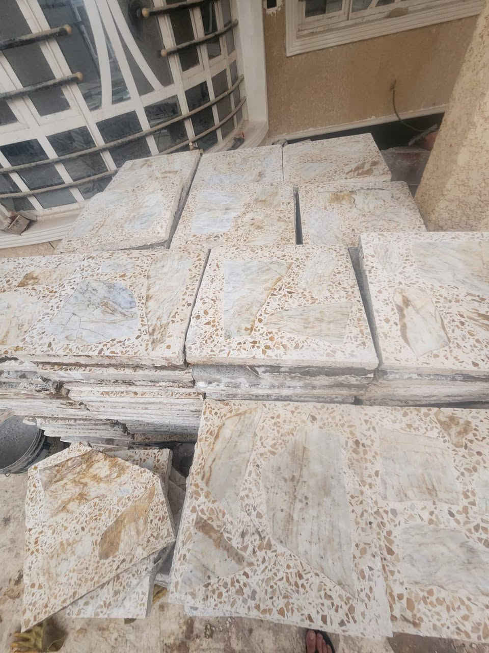 السلام عليكم يوجد كاشي مستعمل نظيف  الكميه 70متر باقي التفاصيل اتصال على الرقم ***********
