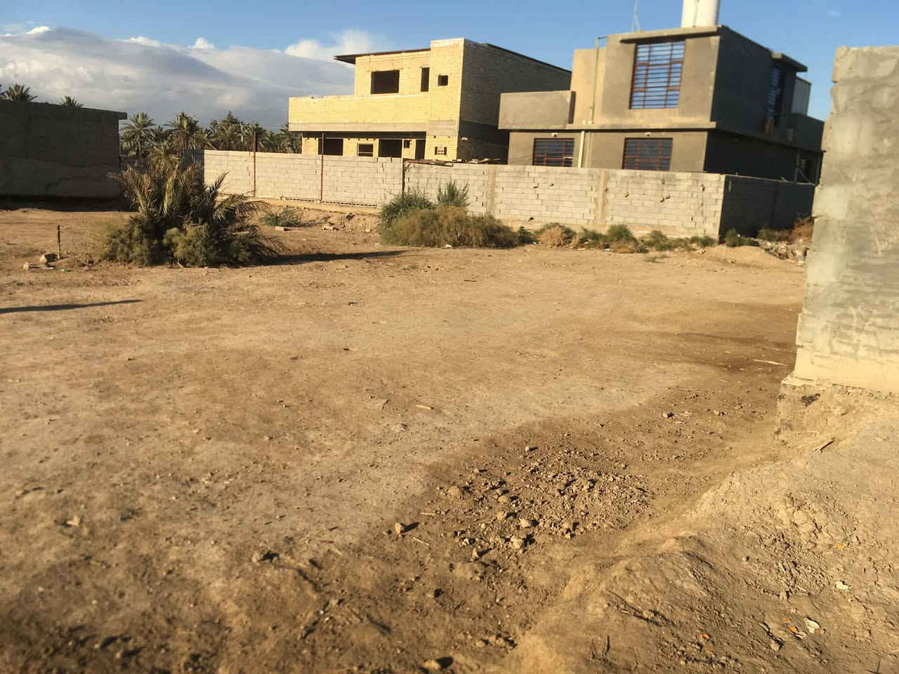 قطعه ارض للبيع مساحته 450م كامل الخدمات قرب نزله العزه تبعد عن التبليط 50م الاتصال ***********
