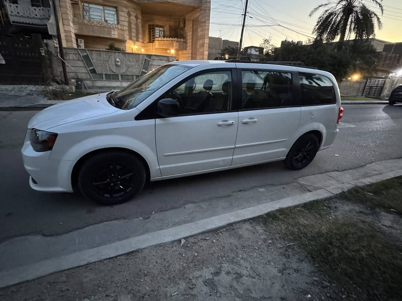 � للبيع – دوج  كراند كرفان  2013 🚘
🔹 اللون: أبيض
🔹 المواصفات: SXT
🔹 المشي: 90 ألف ميل فقط
🔹 الرقم: بغداد إنكليزي جديد
🔹 السنوية: باسمي أنا المالك 
ومستعد للتحويل مباشر

حادثها جاملغ خلفي وباب مبدل باخر نفس اللون  
جاملغ السايق بي صبغ فقط شي بسيط جدا وبدون ضرر  ولا حادث  ابدا 
صور الحادث وكلشي مرفق مع صور السياره 
صور السونار مرفقة  مع صور السياره 

المواصفات والتجهيزات:
✅ تبريد ثلاث قطع
✅ أبواب كهرباء
✅ كشنات  جلد
✅ كشنات منفصل
✅ كشنات  كهرباء
✅ فرس وسطي أرضي
✅ ويل حجم 17
✅ دسك كبير رياضي
✅ كامرة  
✅شاشة مسجل 
✅شاشة اعطال 
✅تشغيل عن بعد
✅ تخم تاير جديد قبل اقل ال 10 يوم 
✅بطارية جديدة ماركة ممتازة
✅ السياره ما بيه لا جطل  ولا  تيب ولا كتف  ولا اي تلزيك   سيرفس  طافي  وحداديتها  الصدر الامامي والخلفي  جديد وما بي اي اي اي نقص   وما بيه اي ملاحظات 
وبالخير على الي ياخذها  وتصير من نصيبة  

💰 السعر: 155 ورقة ( 🔒 )

📍 العنوان: بغداد – حي الخضراء
📞 للتواصل والاتصال:
0771-771-9311

ملاحظة: الاتصال للجادين فقط، الله يرزق الجميع �
