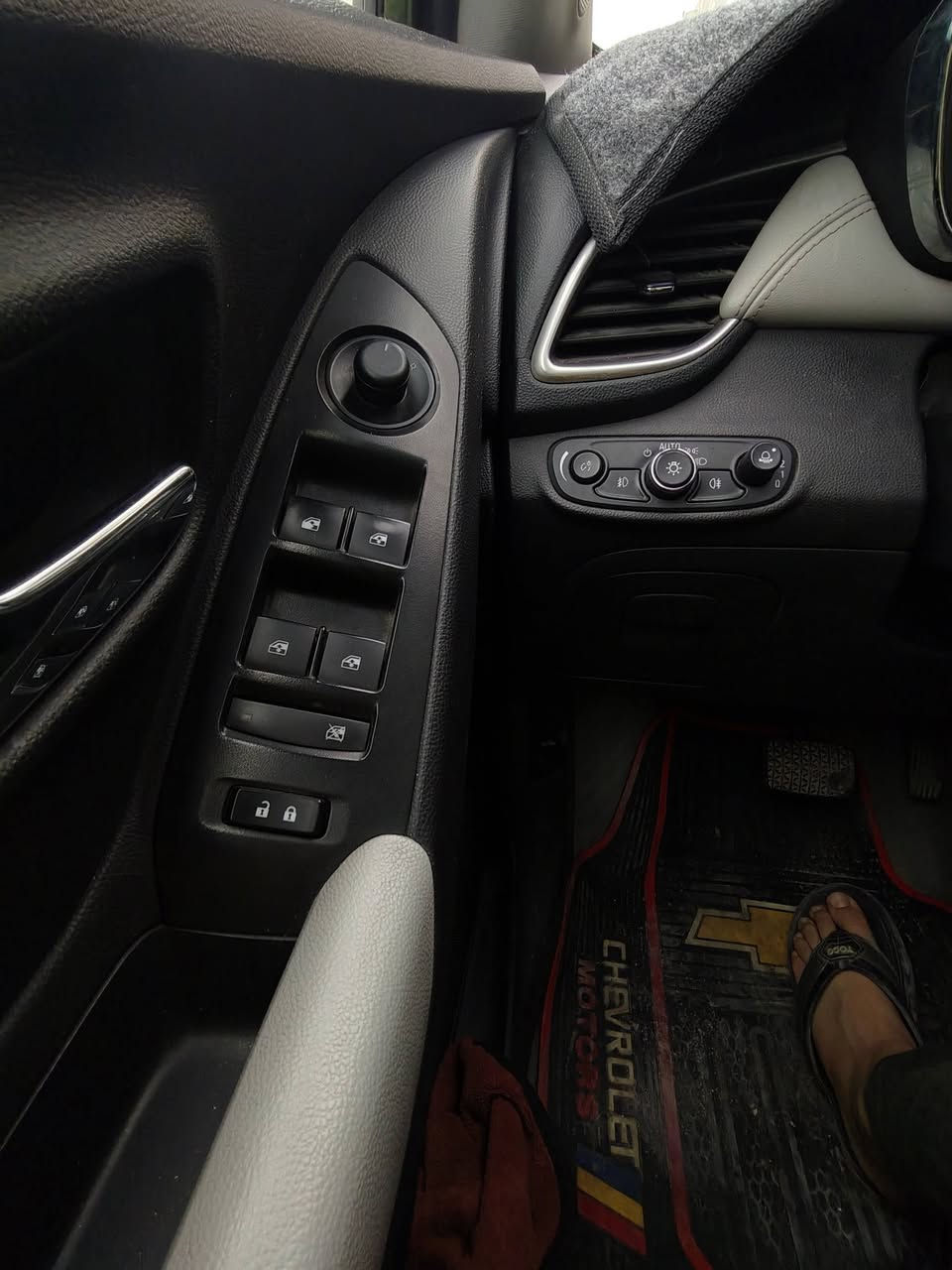 السلام عليكم 
شوفرليت تراكس موديل 2018 
رقم بغداد بااسمي 
وكالة المنصور فووووول مواصفات بريميره 
ماشية 50 الف كيلو فقط 
بيها ضرر بسيط بحافة الباب وحافة الجاملغ وصلحتهن ومكتوب السونار وهاي مواصفاتها 
بصمة 
فتحه 
كامره 
رادار 
تشغيل عن بعد 
دبل بصمة 
مكانها بغداد حي البنوك 
للاستفسار اتصل 
***********
