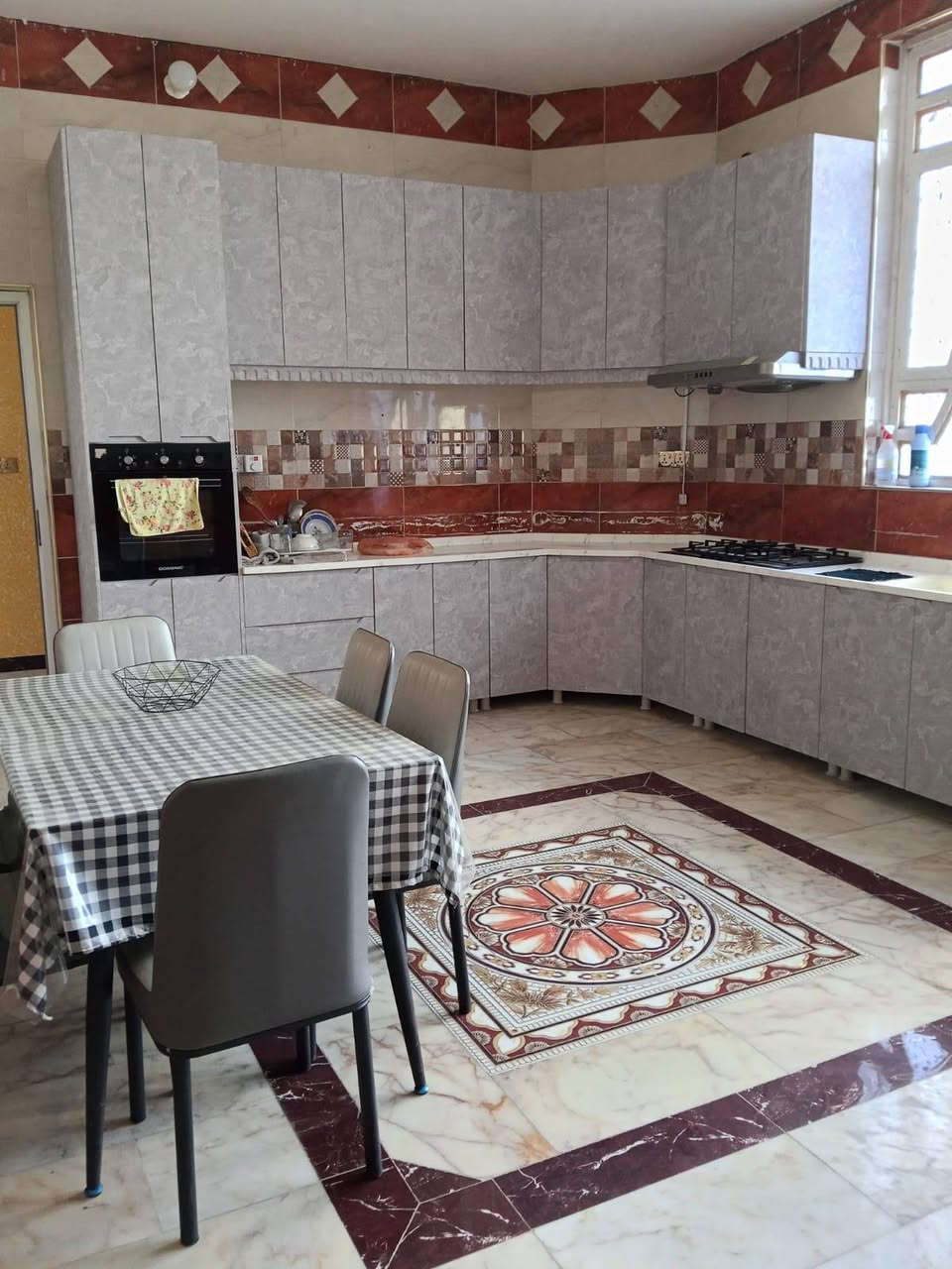 بيت لبيع طابو عرصة صرف بسمي المساحة 250م طابقين
الموقع ابي الخصيب قرب سوك ابي الخصيب قرب مدرسة حمرين علما البيت مع الاثاث
الغرف=5
   مطبخ
حمامات= 8
ديوانية
كراج
صالة
رقم الاستفسار***********
