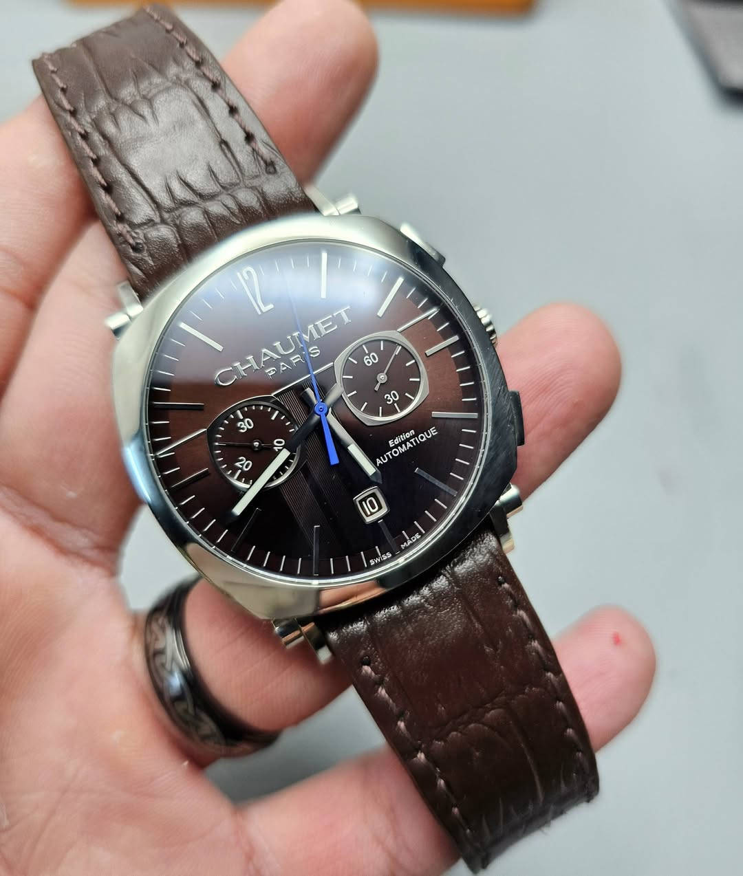 نوادر من شوميه داندي 
اوتوماتيك كرونوكراف 
الحالة: الكيس كالجديد والسير مستبدل
سعر الوكالة اكثر من 5000 دولار 
الحجم XL 
الملاحظة الوحيدة : فقدان الحجر الذي يغطي الزمبلك من الاعلى


**إذا كنت صاحب هذا الإعلان وتريد حذفه لأي سبب، رجاءا أرسل رسالة إلى الدعم الفني**