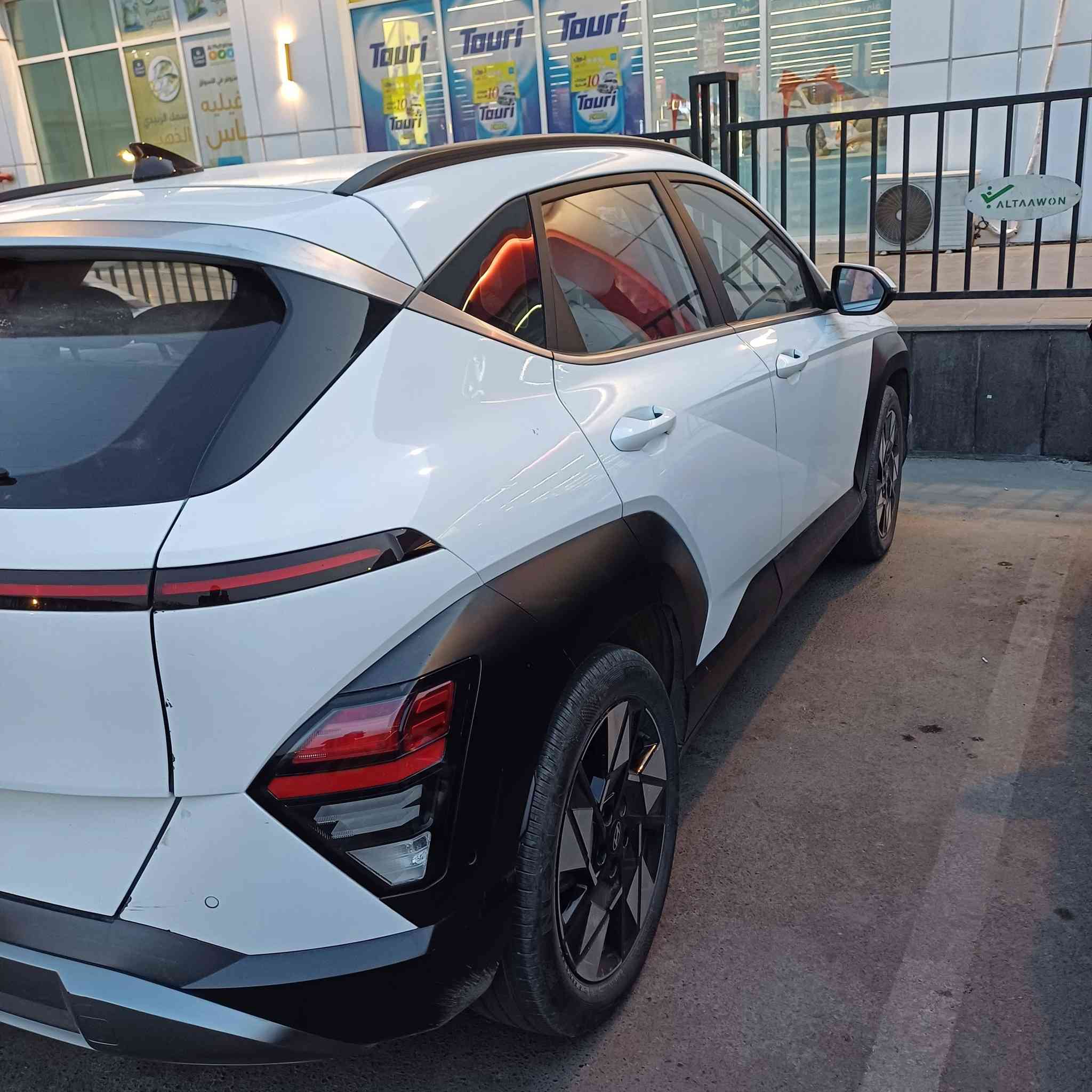 كونا للبيع بغداد 2023هايبرد كامل مواصفات أعلى فئه عدا الفتحه داخل جلد ابيض كشنات الاماميه كهربائي تبريد وهيتر وكشنات الخلفيه هيتر اناره داخلي كل الالوان صندوق كهربائي ترحيب البواب عند الاقتراب كير تعليك وشفتات تحويل ساعات التشبول الى اكثر من 4انظمه وبعد بيها مواصفات رقم *********** السعر165 حادث جاملغ مبدل ابلادي والباب خسفه بدون دواخل ولا ايرباك
