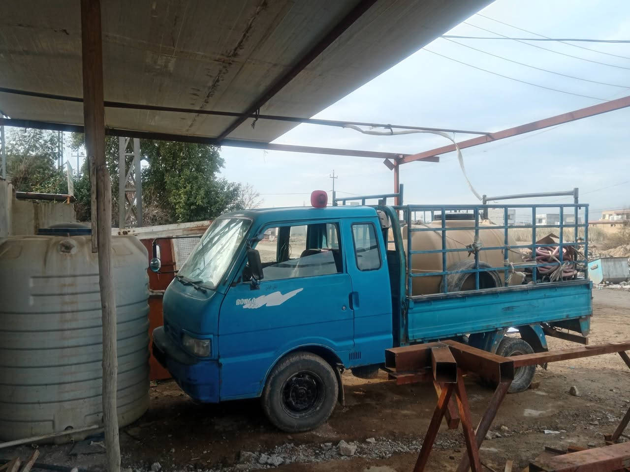 مظخة الف لتر بالساعة شغالة بحالة جيدة انتاج ١٥٠٠ بالساعة املاح ٣بالمية بيها تانكيات ٣ابو ٢٠٠٠ وواحد ٣٠٠٠ وطنية ووياها ٦٠تانكي ابو ٢٥٠ وابو ٥٠٠  وسيارة ٩٤ نظيفة مشروع كامل المكان بعقوبة تريد بس المظخة تريد كلهن صاحبهن تعين وظلن الشراي يتصل ***********
