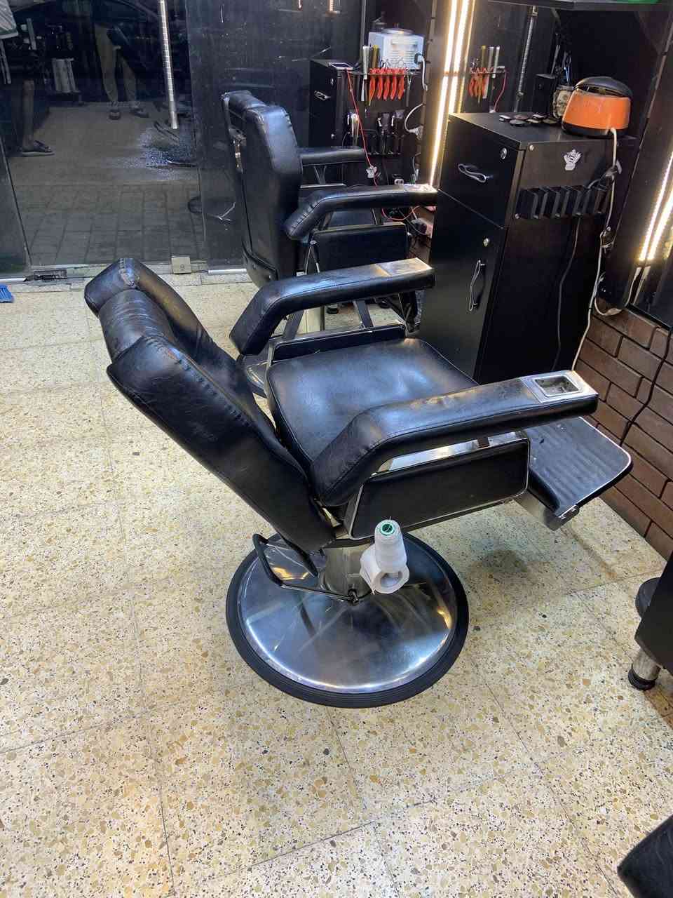 3 كراسي للبيع نضيفات و الجكات نضيفات مابيهن اي نقوصات فقط في كرسين اثر بسيط في الجلد مالته 
سعر الواحد 200 وبيهن مجال 
للأتصال على الرقم ***********
