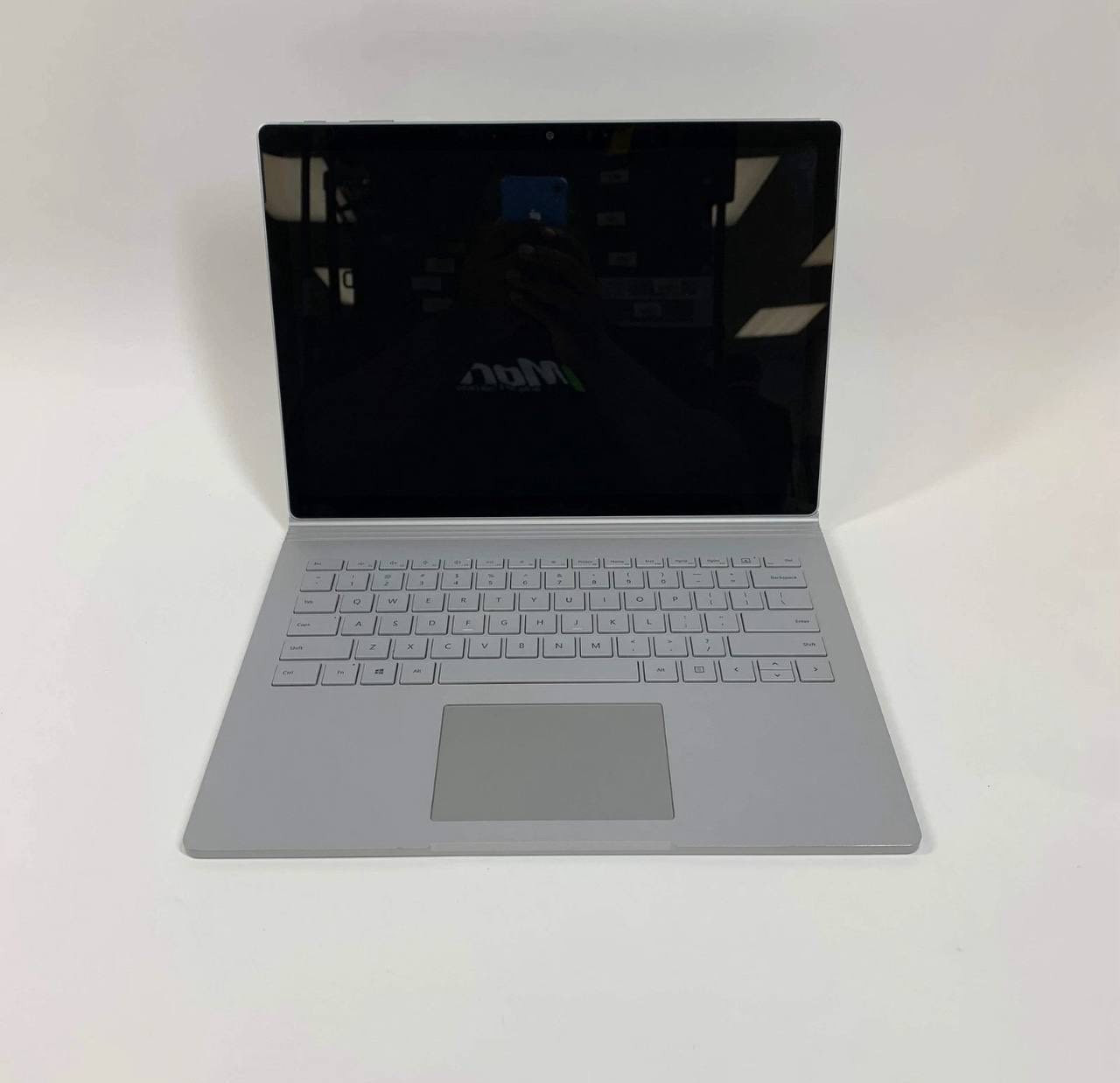 ✨ وصل جهاز – Microsoft Surface Book 2 | Core i5 ✨
قطعة قوية، خفيفة، وتتحول تابلت ولابتوب بنفس الوقت 🔥

💻 المواصفات:
• المعالج: Intel Core i5
• الرام: 8GB
• التخزين: 256GB SSD سريع
• الشاشة: 13.5 إنش لمسية – قابلة للفصل
• كارت الشاشة: Intel UHD – مناسب للدراسة، الشغل، والمونتاج الخفيف
• البطارية: تدوم ساعات طويلة

💥 مميزات السيرفس بوك 2:
– شاشة رائعة ودقة ألوان ممتازة
– أخف من أغلب المنافسين
– يتحول تابلت بالكامل
– جودة تصنيع عالية جداً

💥 عرض تكنو ماستر:
• فحص مجاني
• ضمان
• توصيل متوفر

📍 العنوان: الموصل – المجموعة الثقافية – شارع الحاسبات – عمارة الغانم
📞 الاستفسار:
*********** – *********** – ***********
