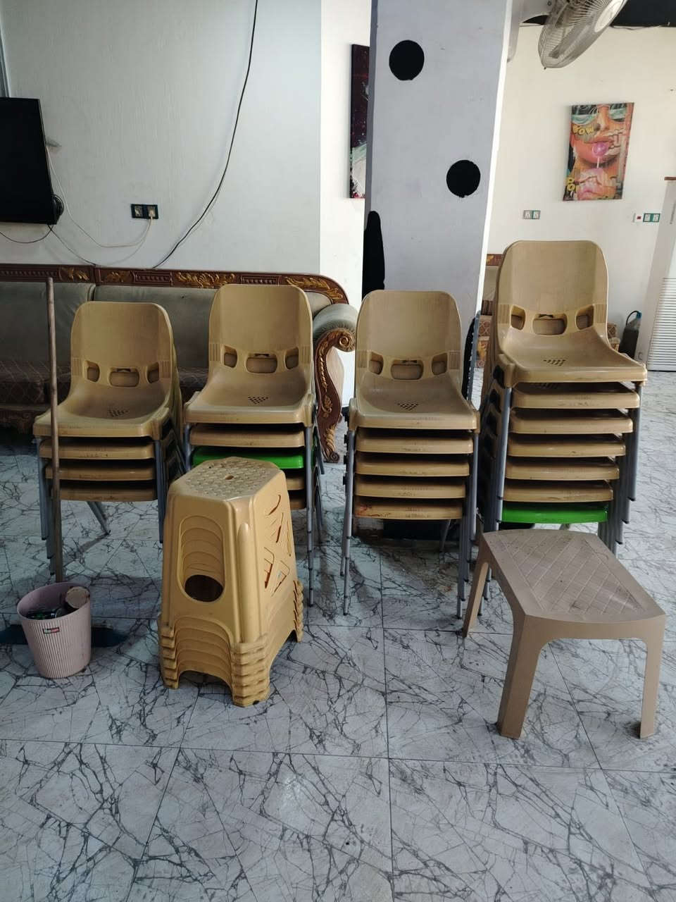 السلام عليكم
غراض كوفي للبيع مستعجلل

سيت ميز دومنه صاج ثقيل عدد 6
كراسي عدد 28
طبلات عدد 8
ميز كاشير ثقيل 
تخم قنفات 
كاونتر 
شاشه كامرات
حبل اناره ديكور عدد 25
شمعات اناره عدد10
بنكات جداريه عدد2
نراكيل كامله عدد15
سعر مناسب جداا 
عنوان سراجي ستفسار ***********
