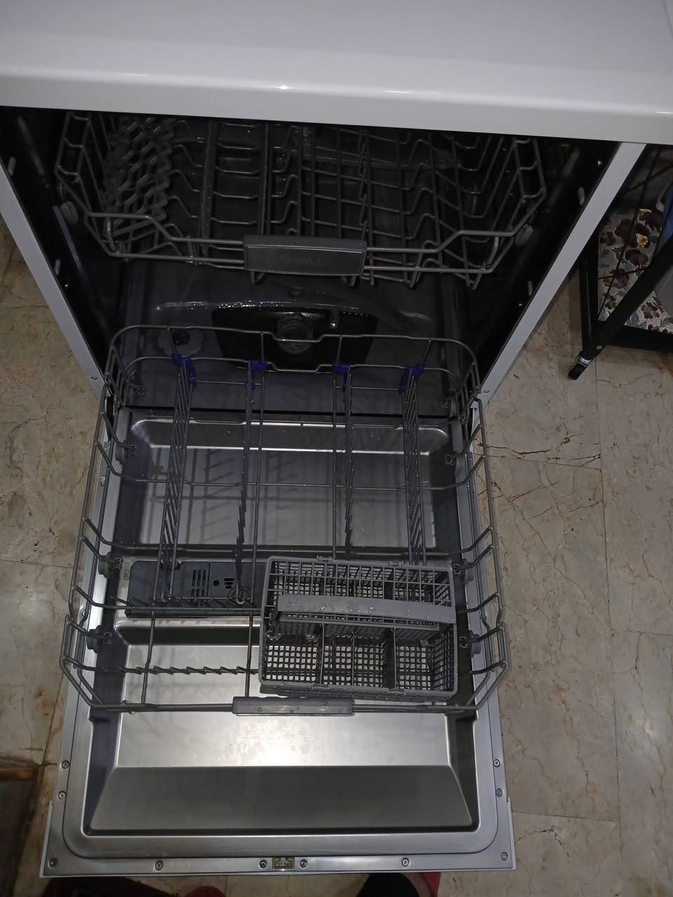 السلام عليكم للبيع غسالة صحون نوع وادي حجم ١٥ استخدام قليل جدا اخت الجديدة ٤مرشات السعر ٢٧٥ وبي مجال مكان الدورة للاتصال ***********
