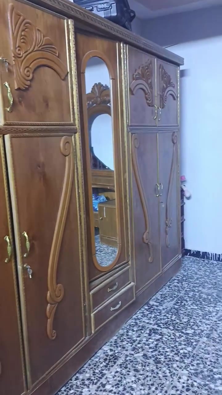 السلام عليكم غرفه نوم نفس مجاي اتشوفون بلفيديوه 
مناقصه شي غير فقط جامه مال ميز توليت رايده ب450 الف وبيه مجال مكاني بغداد الشرطه الخامسه ‏‪***********‬‏ هذا رقمي وبي واتساب
