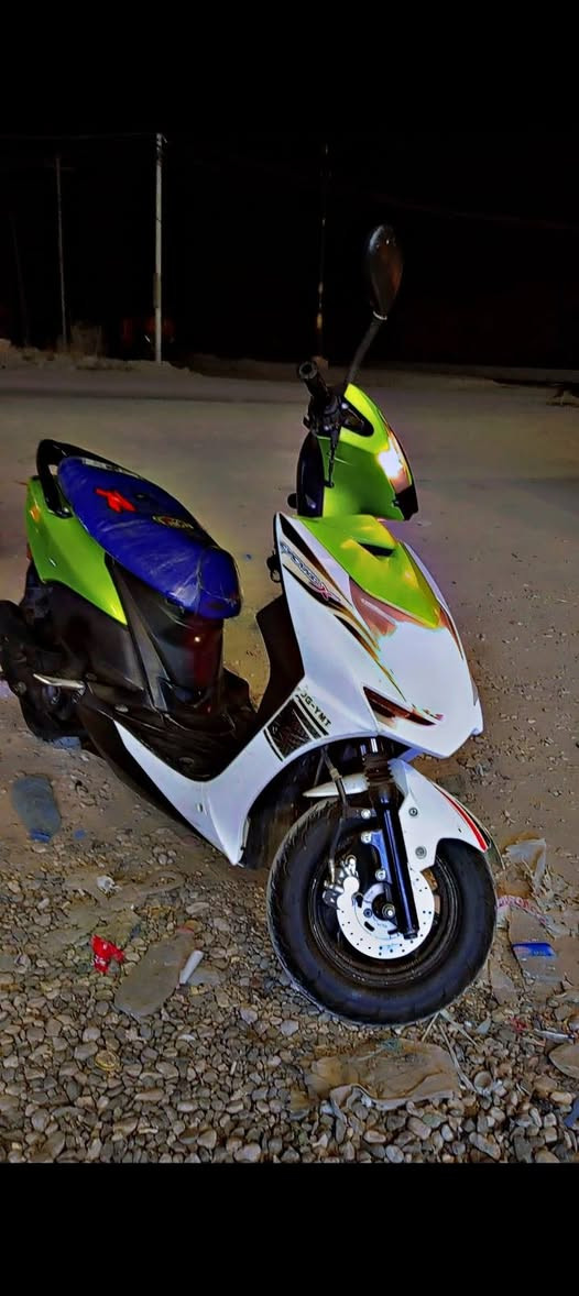 سلام عليكم دراجه سكنس شمعه للبيع او المراوس دراجه حلوه ونضيفه ومكينته خير من الله  ناعمه وحلوه لاتنقيص لاتبخير. كهربائياته كله شغاله من لايت عالي ناصي رماش اشاير بك لايت كله شغال ودراجه شوفت عينك حلوه ونضيفه وانطيك ياه مثل نضافته الي بل صوره 
ملاحضه. مكينه ياباني 140 
مكاني كربلاء السعر 550وبيه مجال للطيبين تفاصيل اكثر اتصل وتشلع عيوني. ***********.
